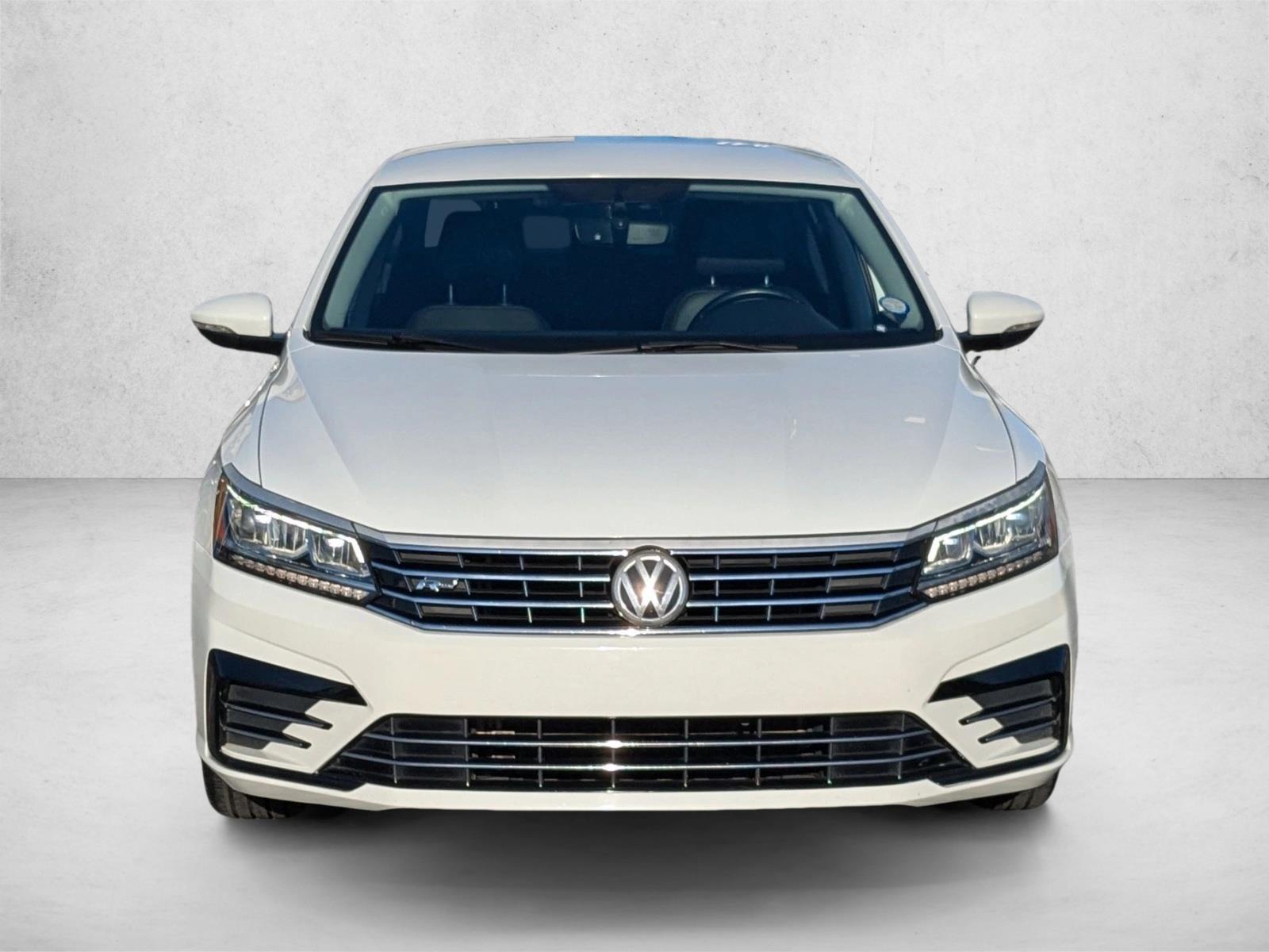 2017 Volkswagen Passat R-Line photo 2