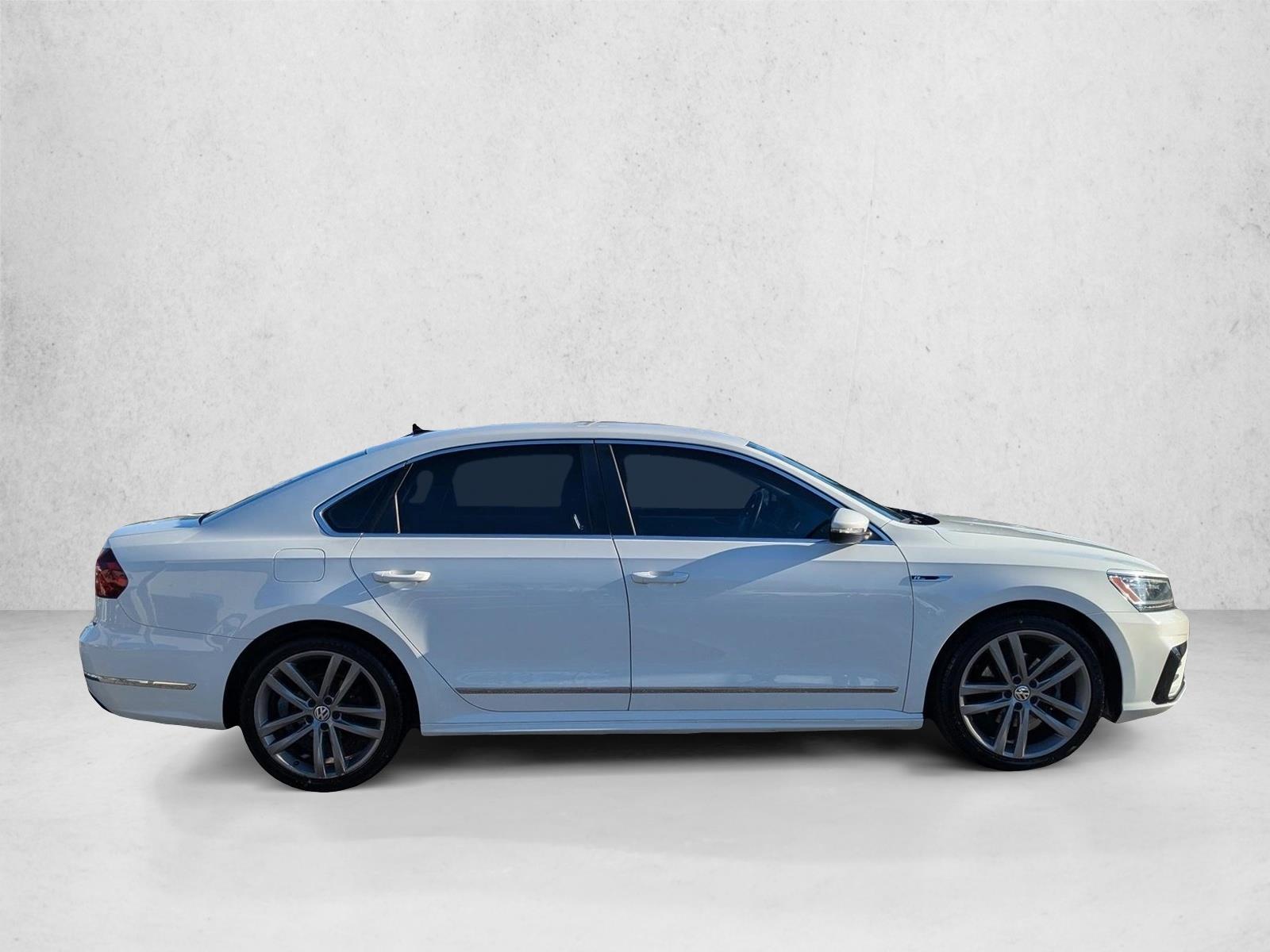 2017 Volkswagen Passat R-Line photo 4