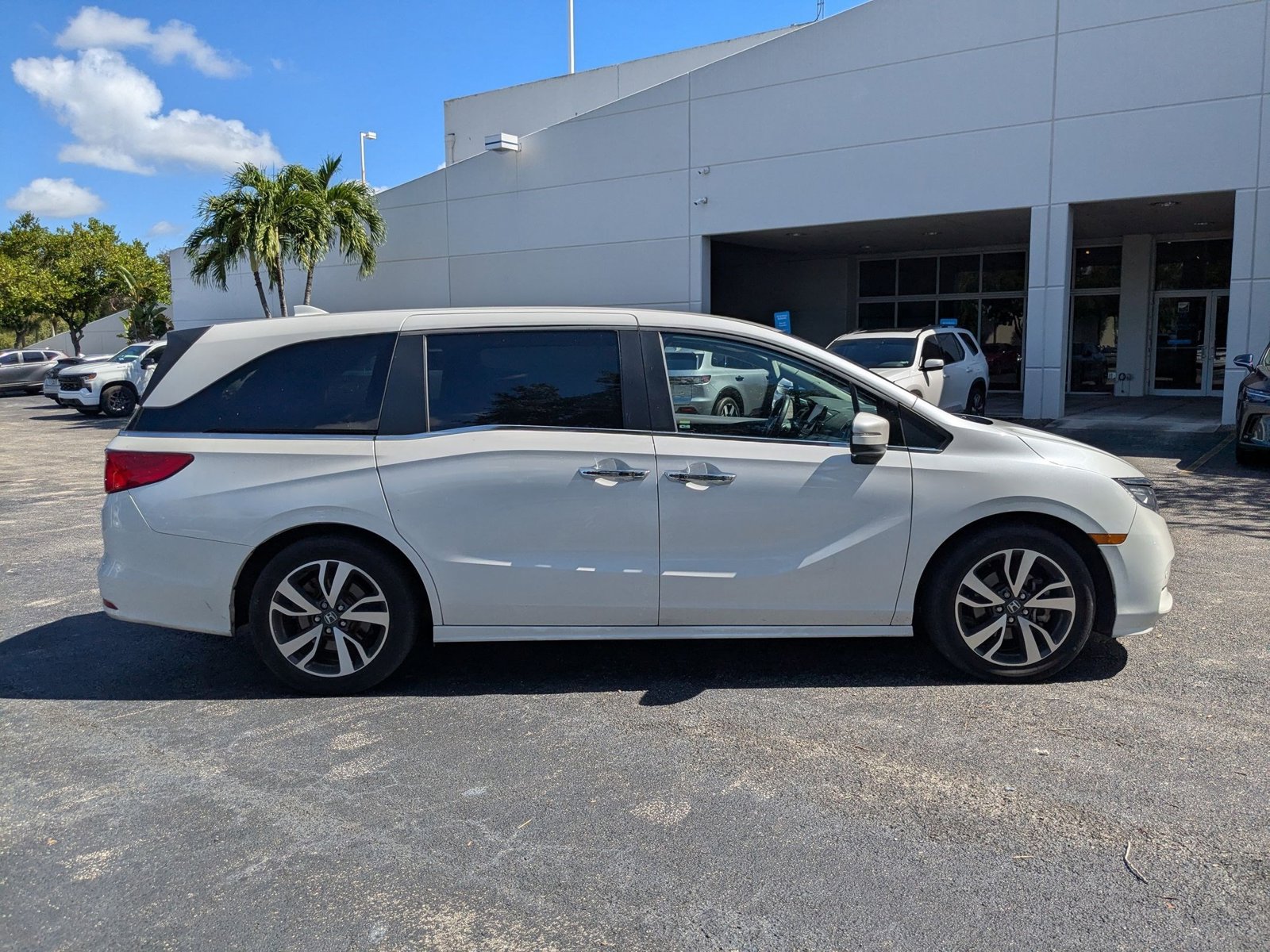 2024 Honda Odyssey Touring photo 2