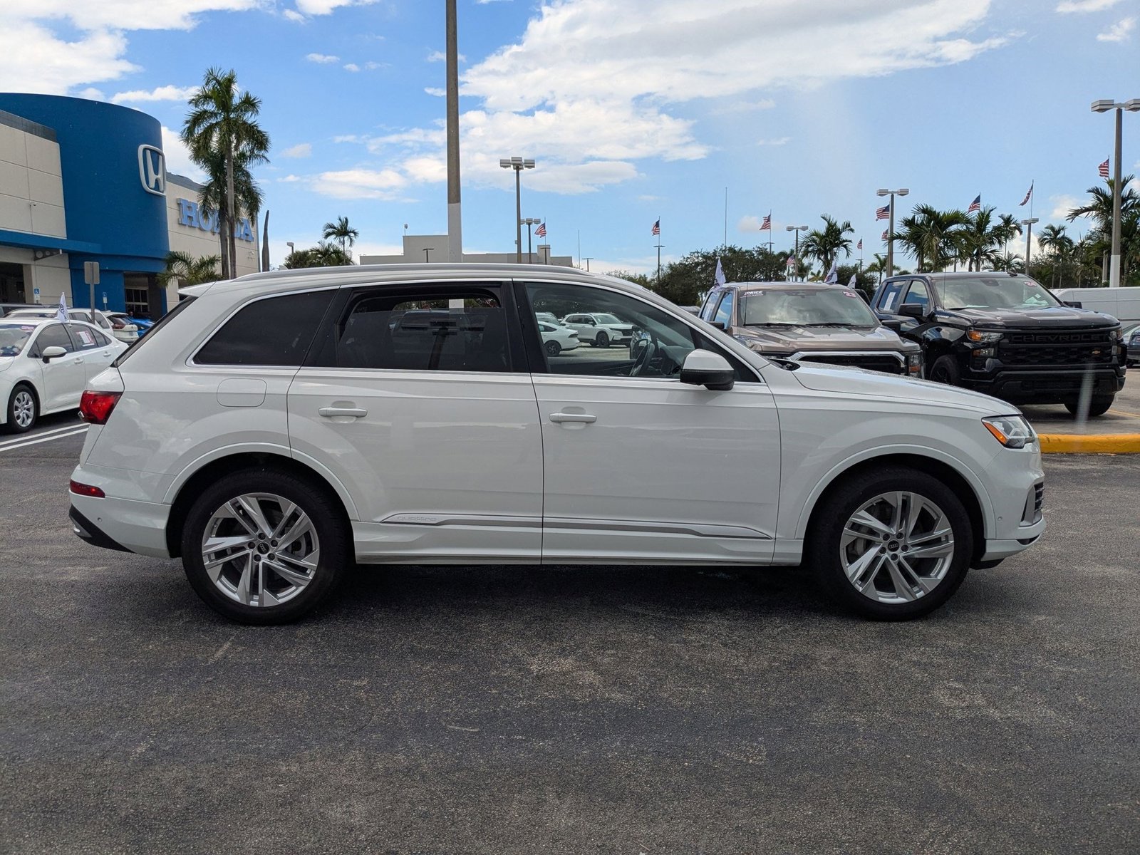 2023 Audi Q7 55 Premium photo 4