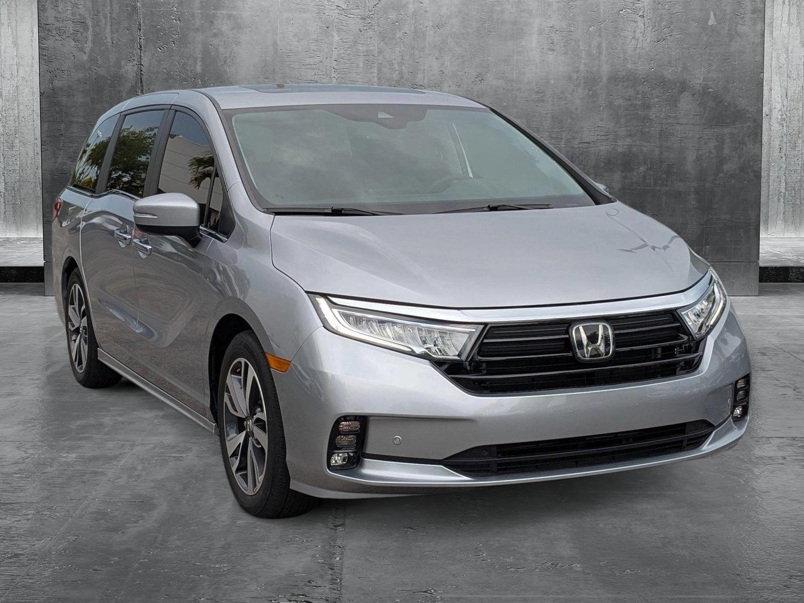 2024 Honda Odyssey Touring photo 3