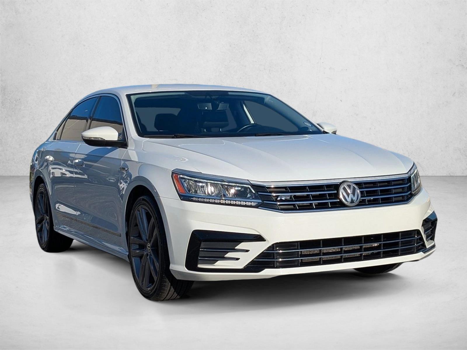 2017 Volkswagen Passat R-Line photo 3