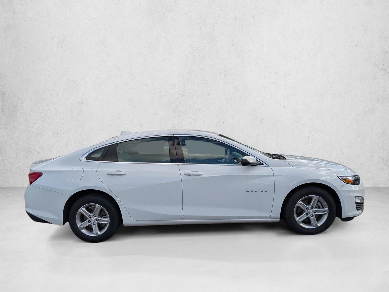 2024 Chevrolet Malibu 1LT photo 2