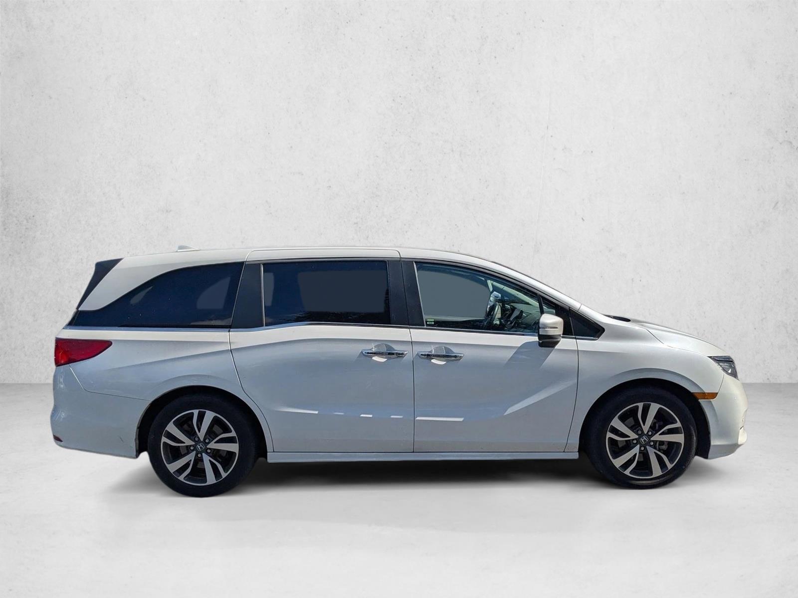 2024 Honda Odyssey Touring photo 2