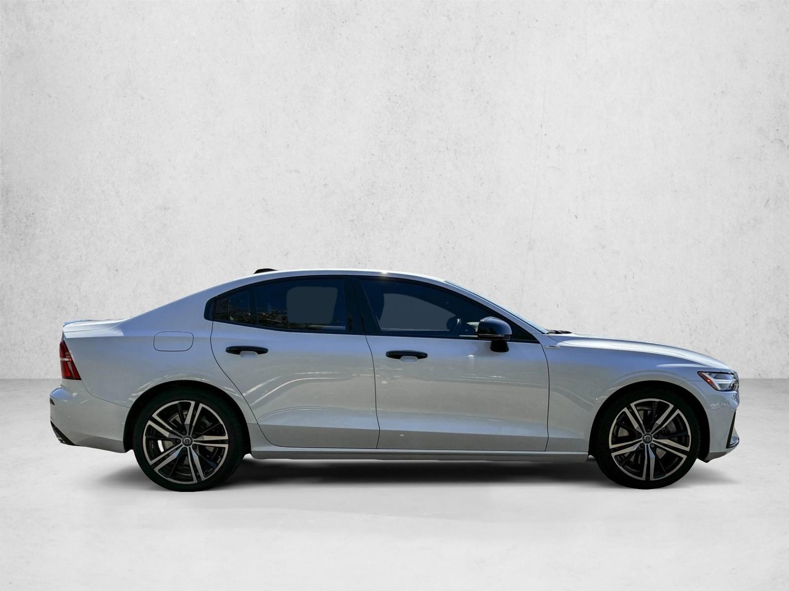 2021 Volvo S60 T6 R-Design photo 4