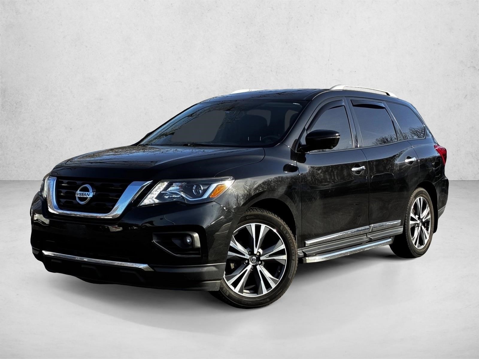 2017 Nissan Pathfinder Platinum's photo