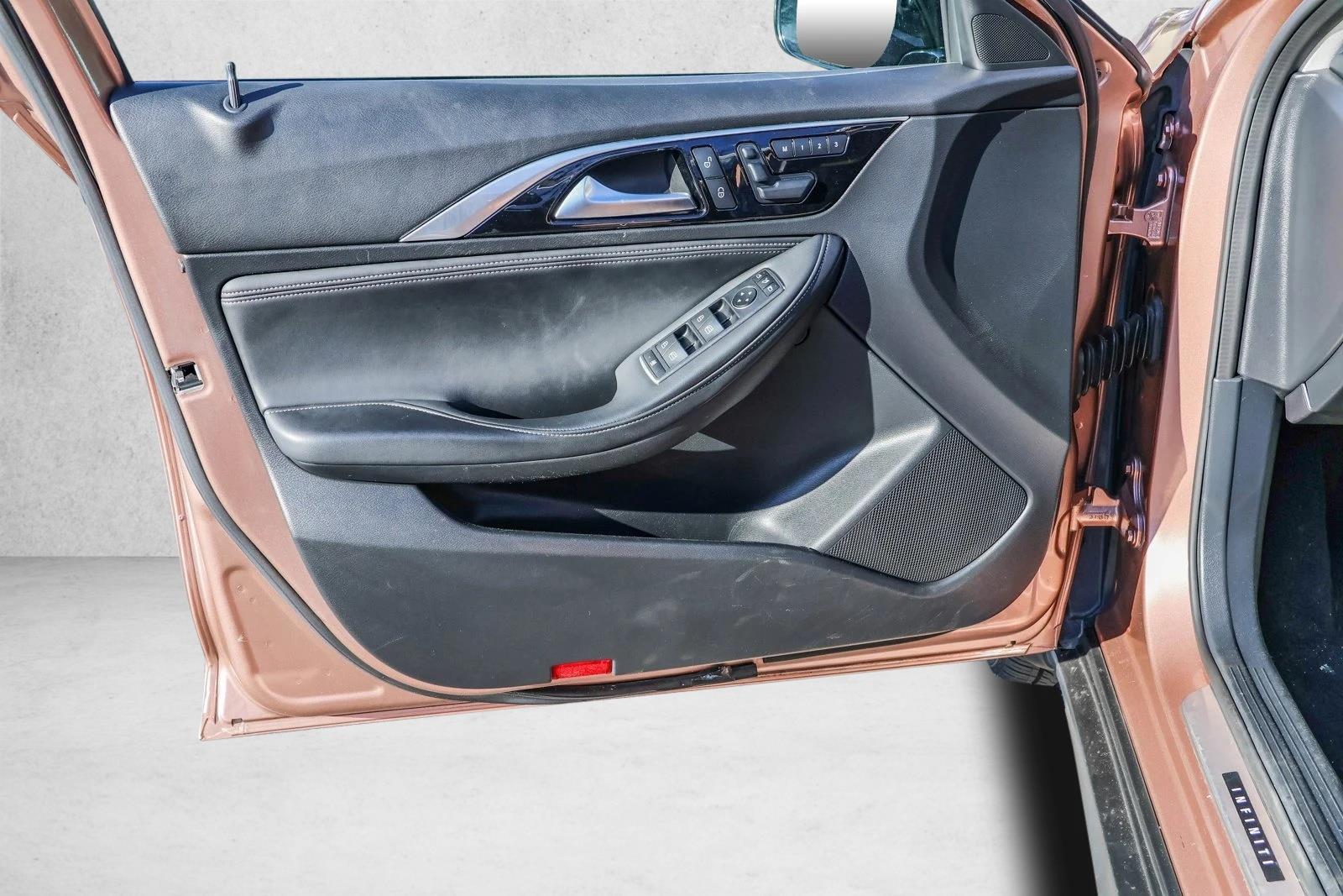 2019 INFINITI QX30 - Image 12