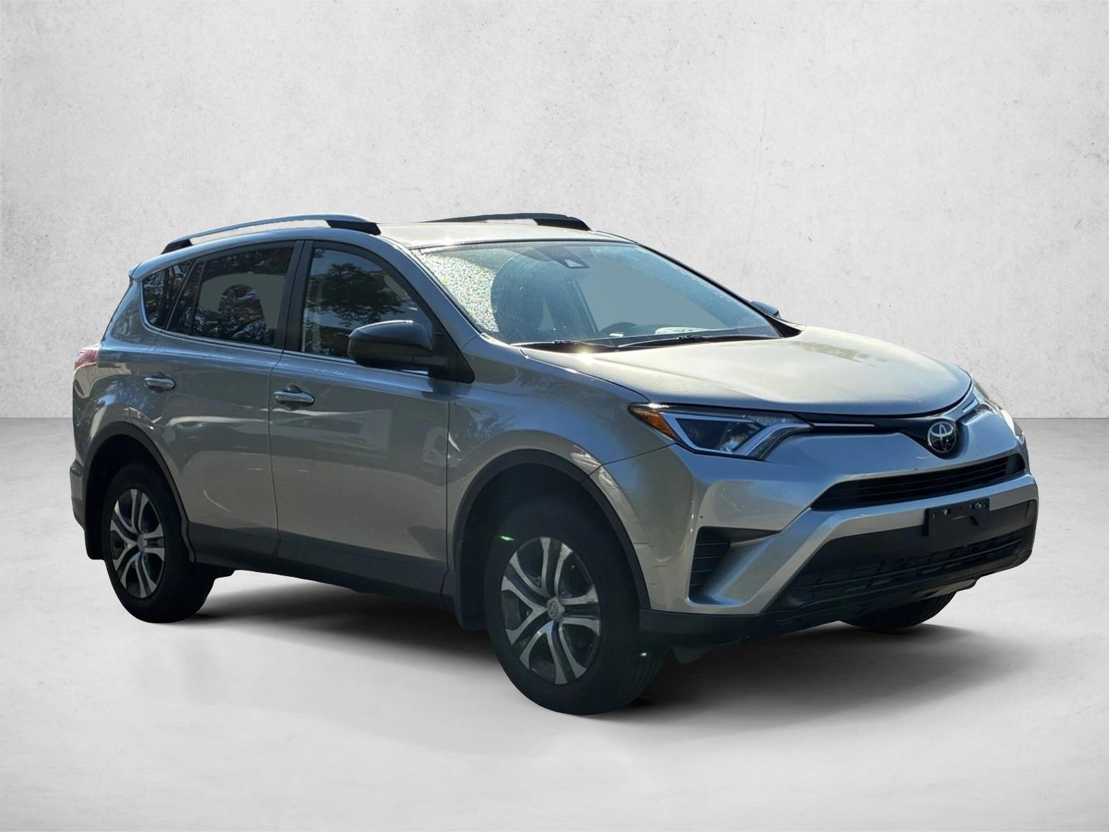 2018 Toyota RAV4 LE photo 3
