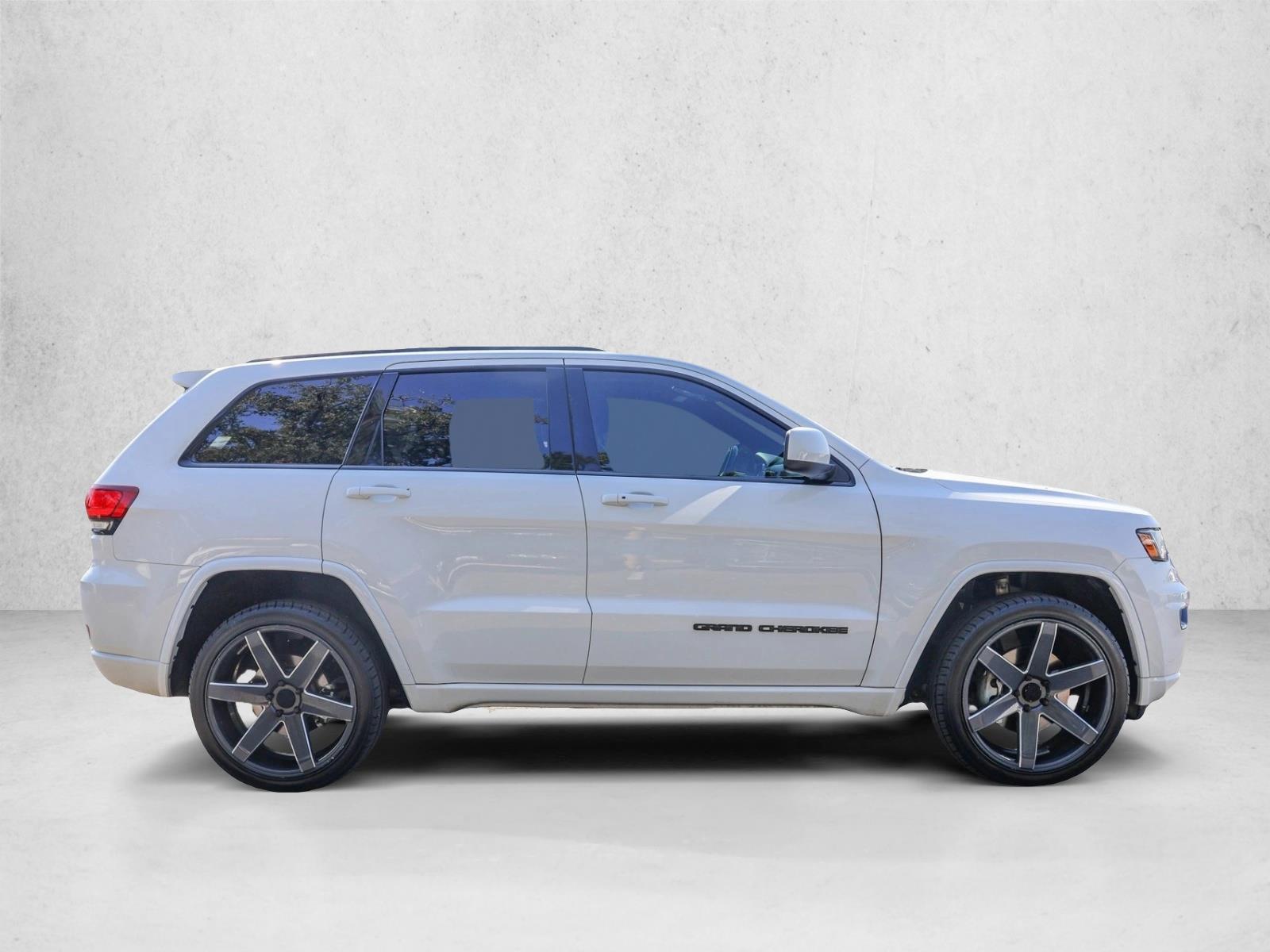 2021 Jeep Grand Cherokee Laredo X photo 3
