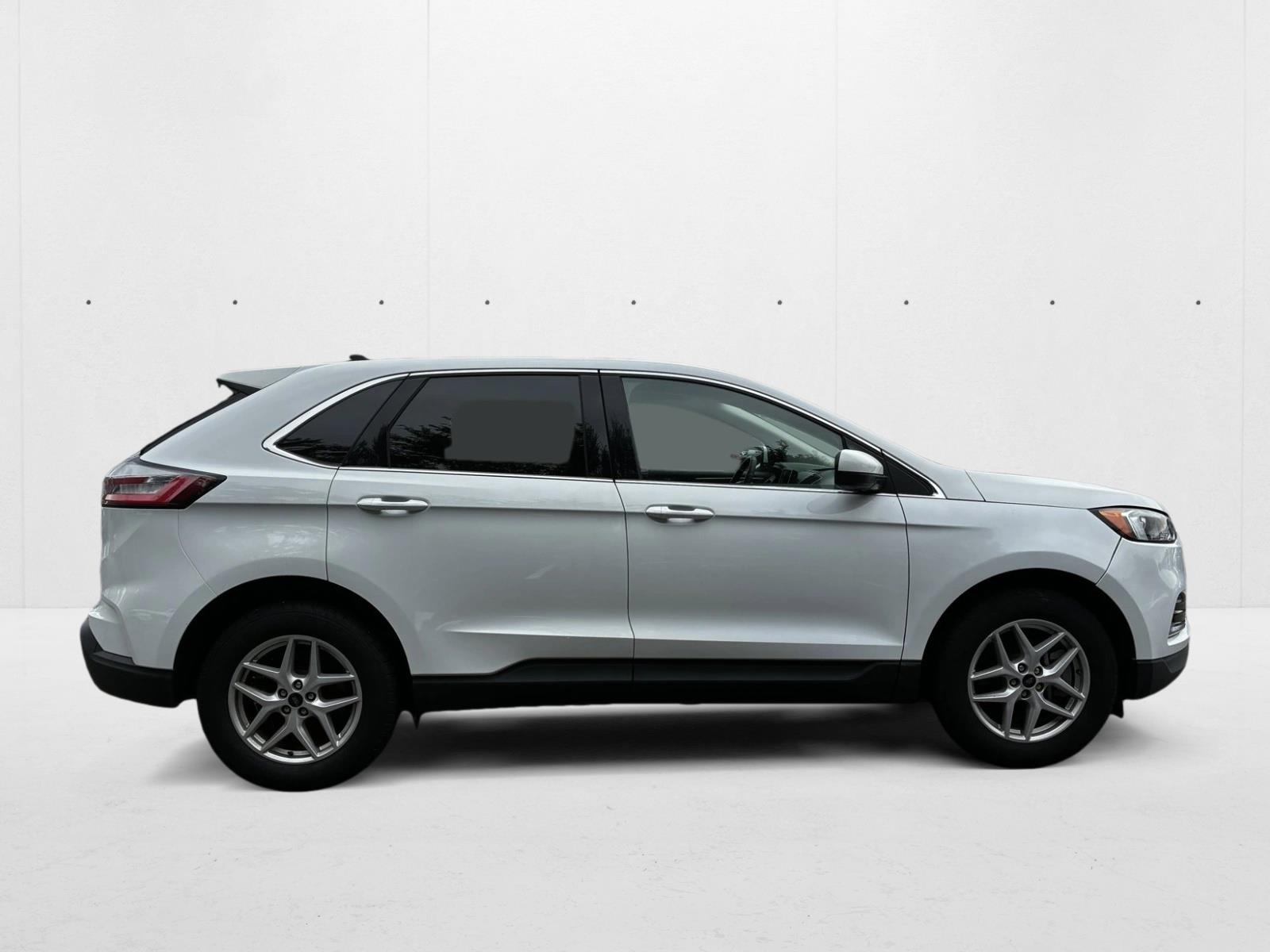 2024 Ford Edge SEL photo 2