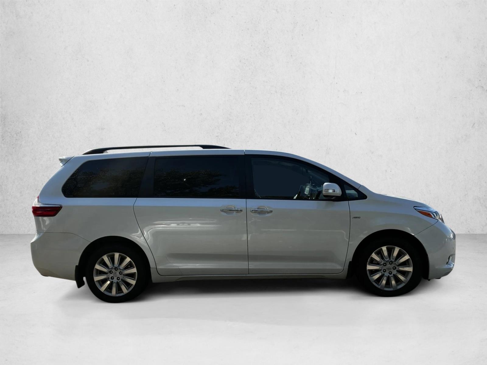 2016 Toyota Sienna Limited Premium photo 4