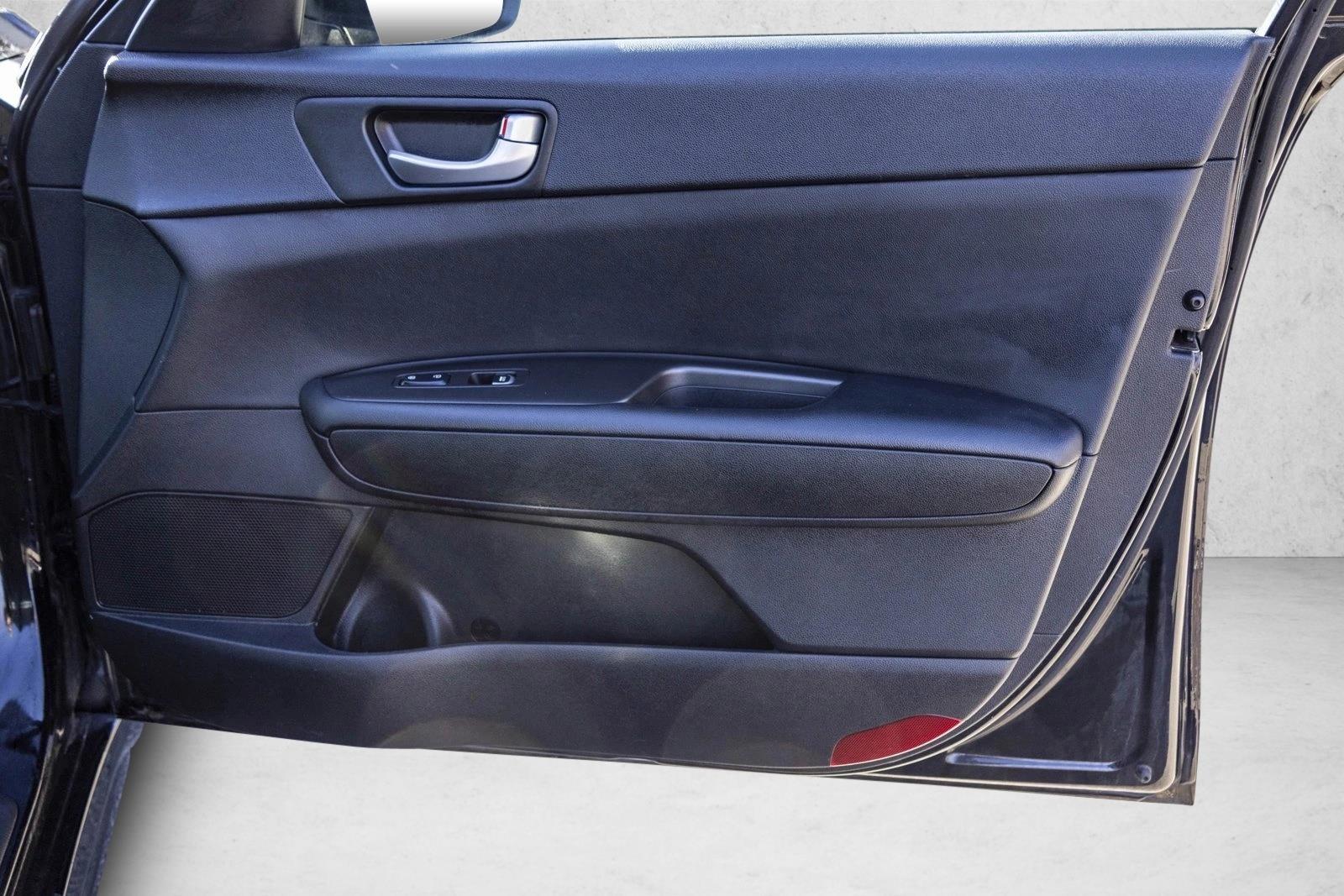 2017 KIA OPTIMA - Image 30