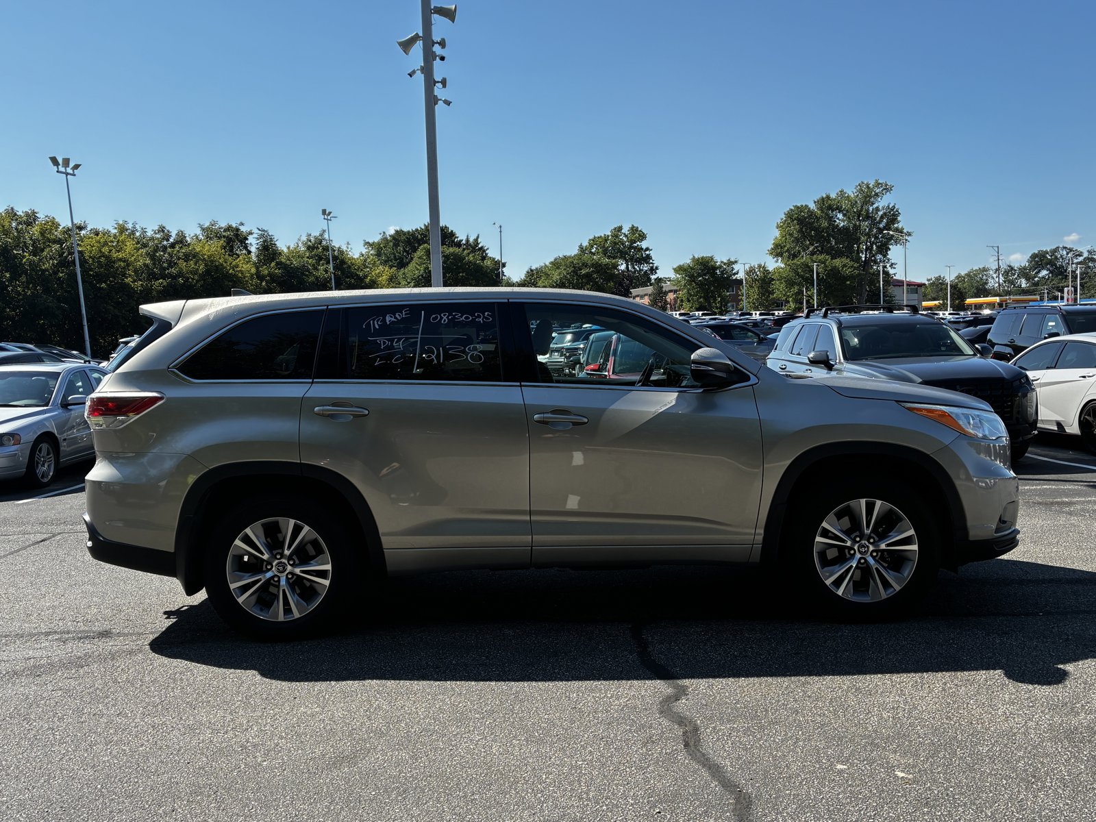 2016 Toyota Highlander LE Plus photo 3
