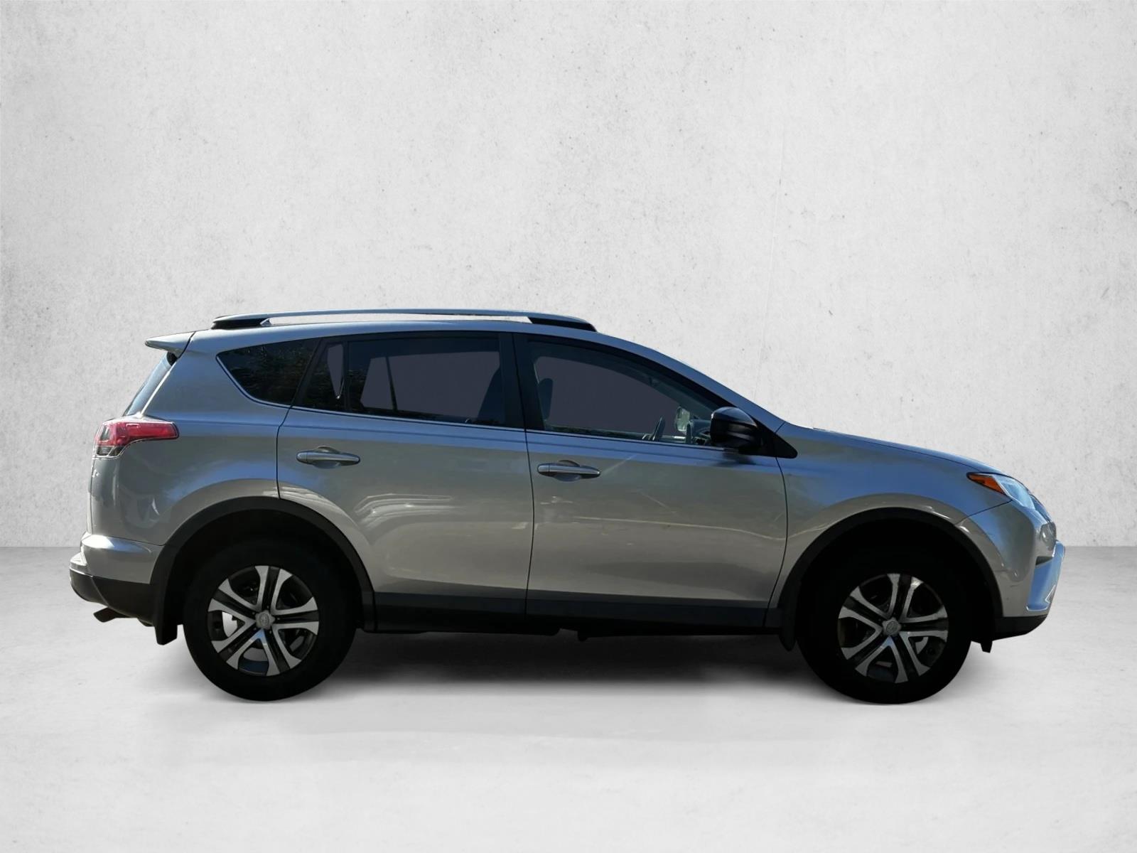 2018 Toyota RAV4 LE photo 4
