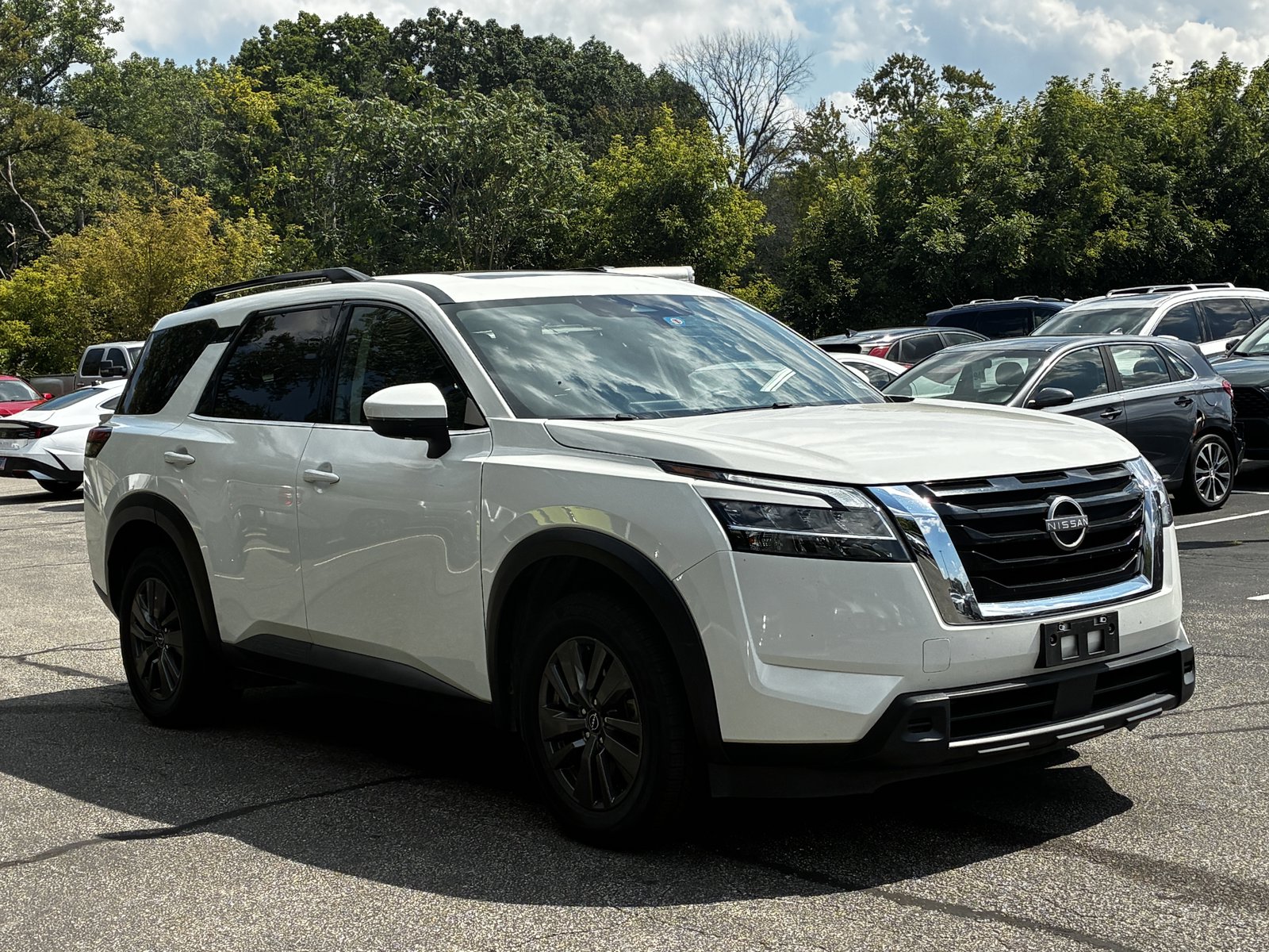 2022 Nissan Pathfinder SV photo 3