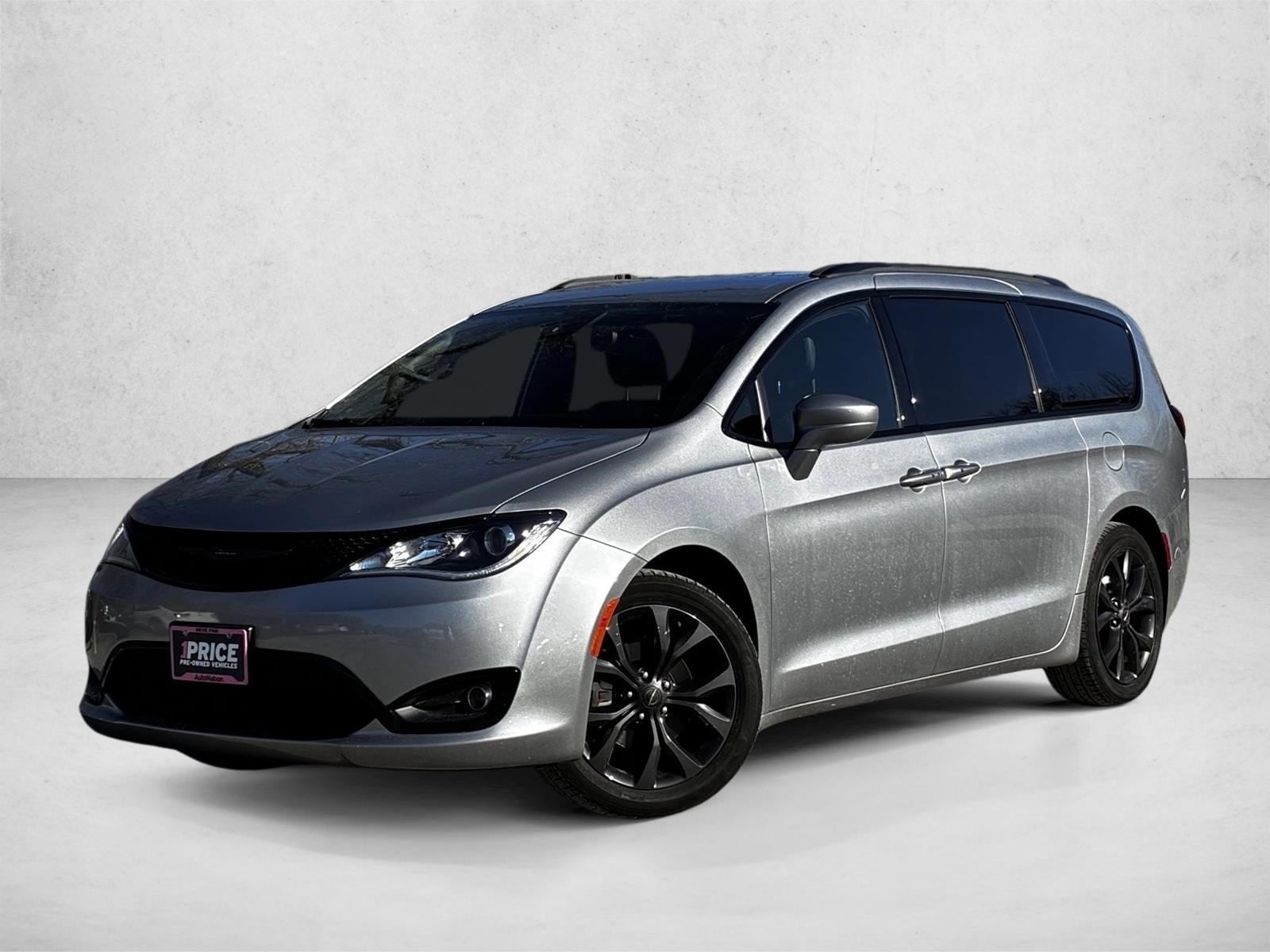 2018 Chrysler Pacifica Touring L's photo