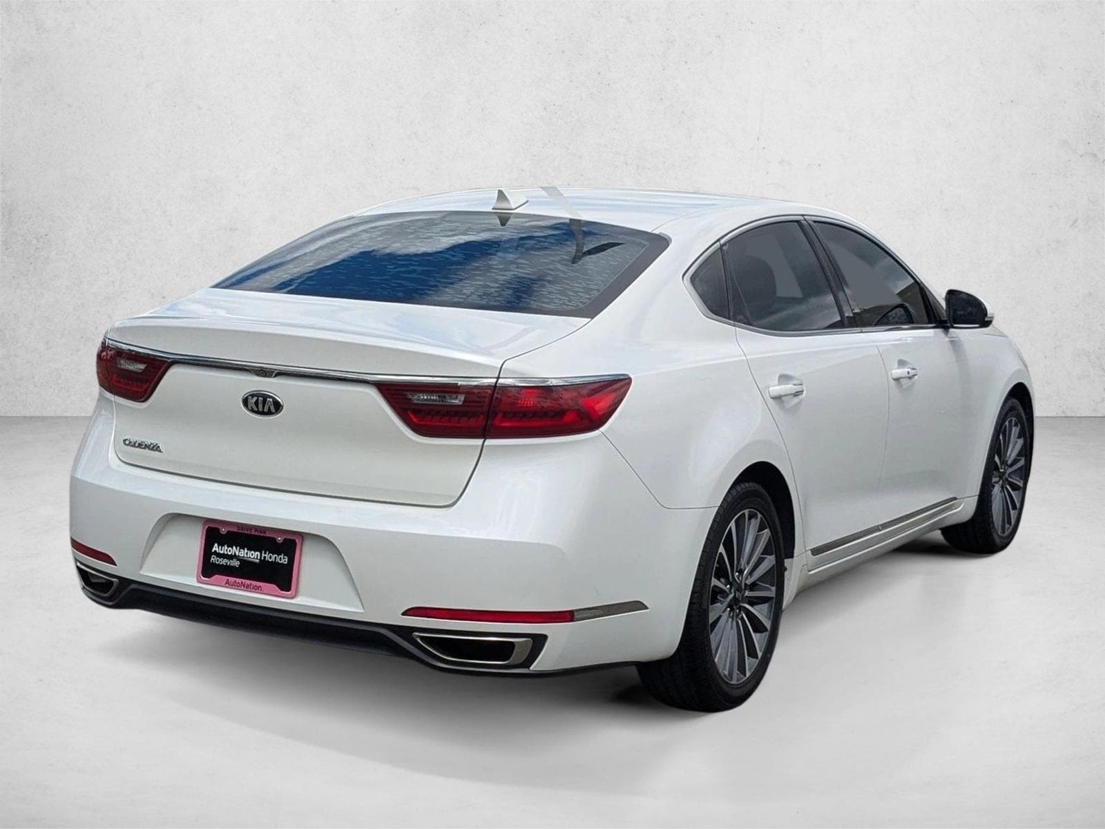 2017 Kia Cadenza Premium photo 5