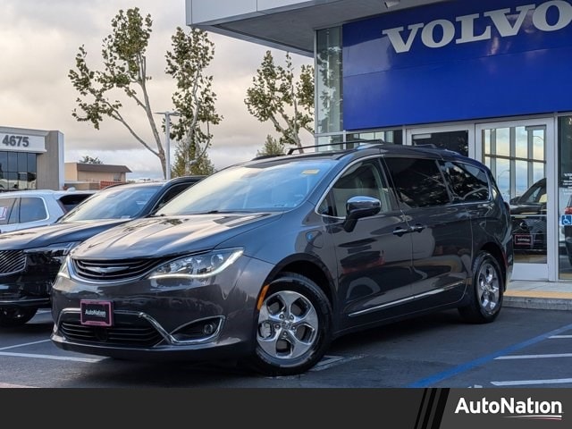 2018 Chrysler Pacifica Hybrid Limited's photo
