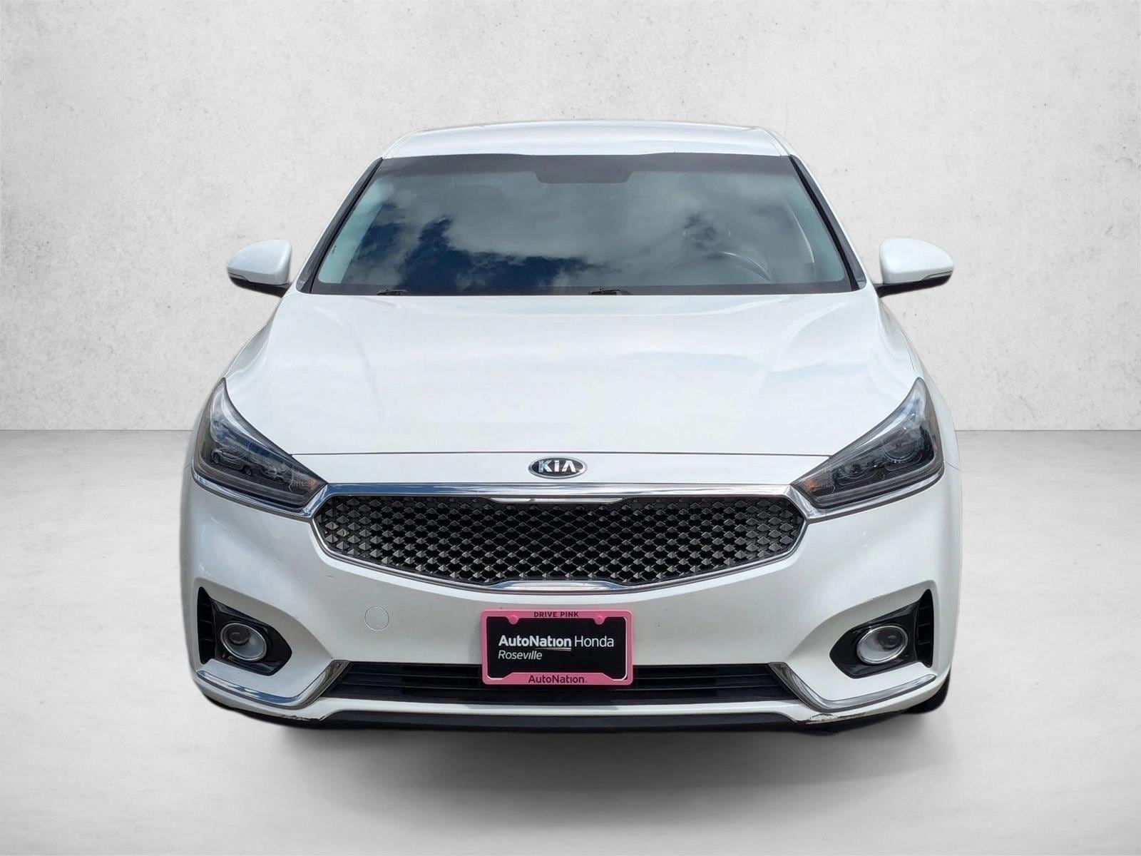 2017 Kia Cadenza Premium photo 2