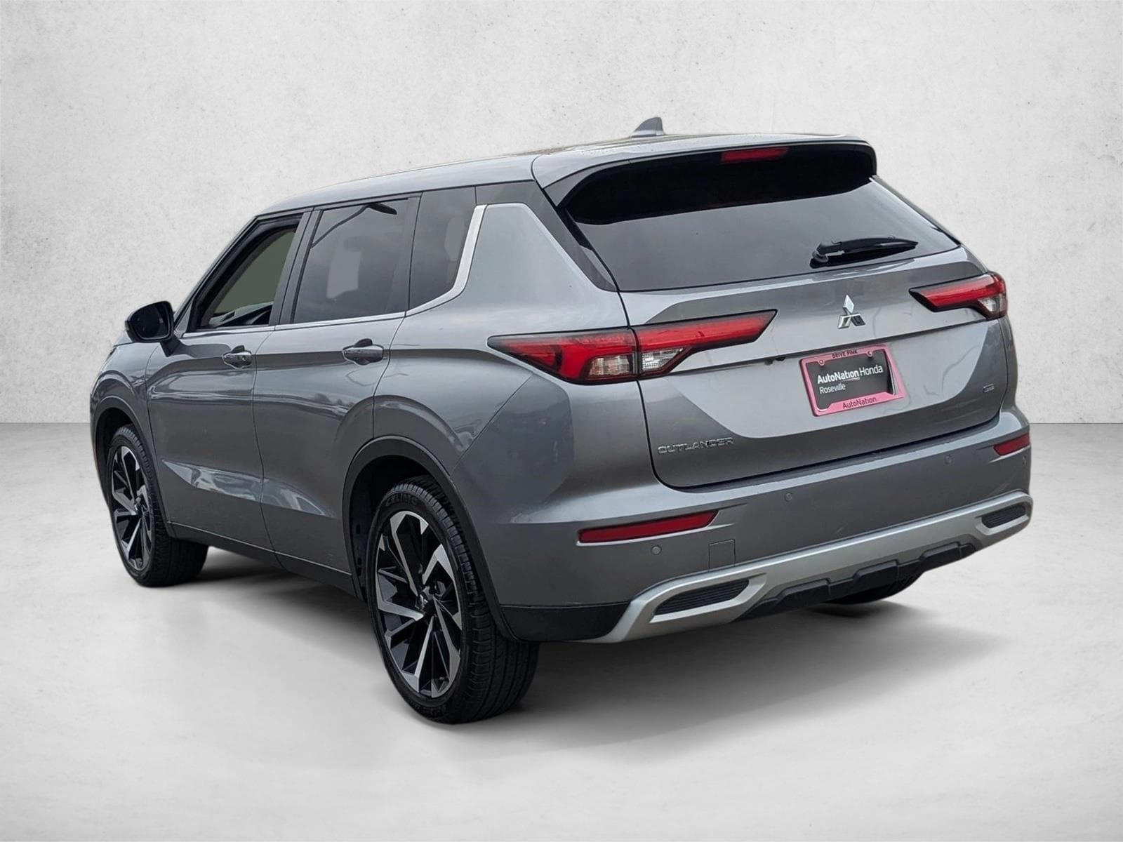 2024 Mitsubishi Outlander SE photo 3