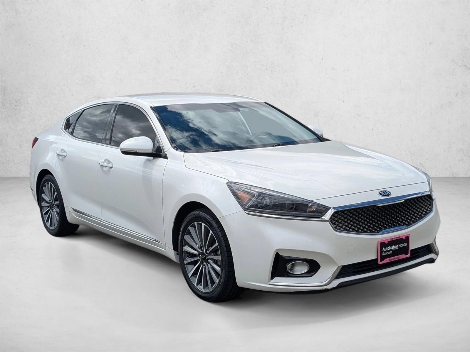 2017 Kia Cadenza Premium photo 3