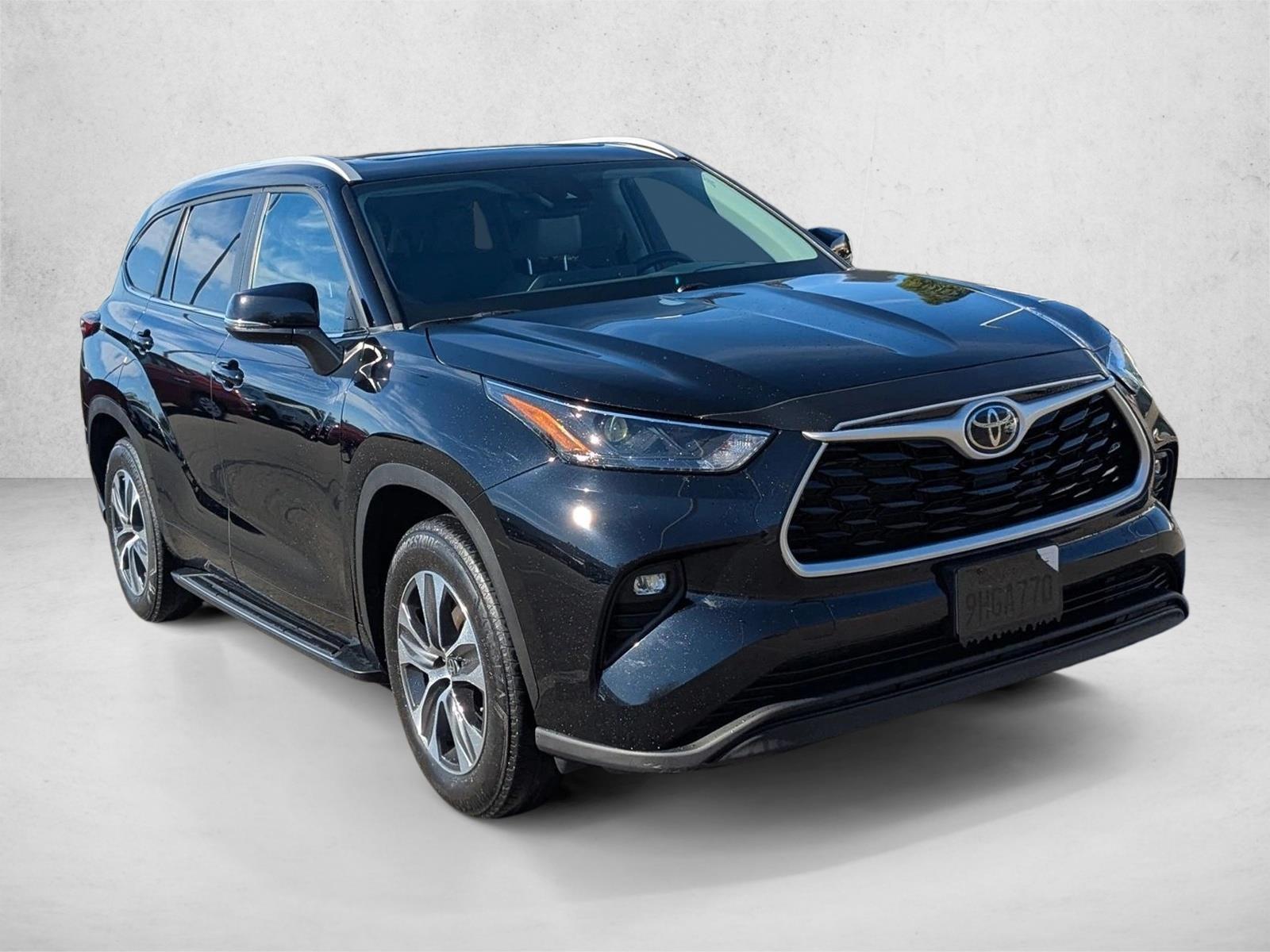 2023 Toyota Highlander XLE photo 2