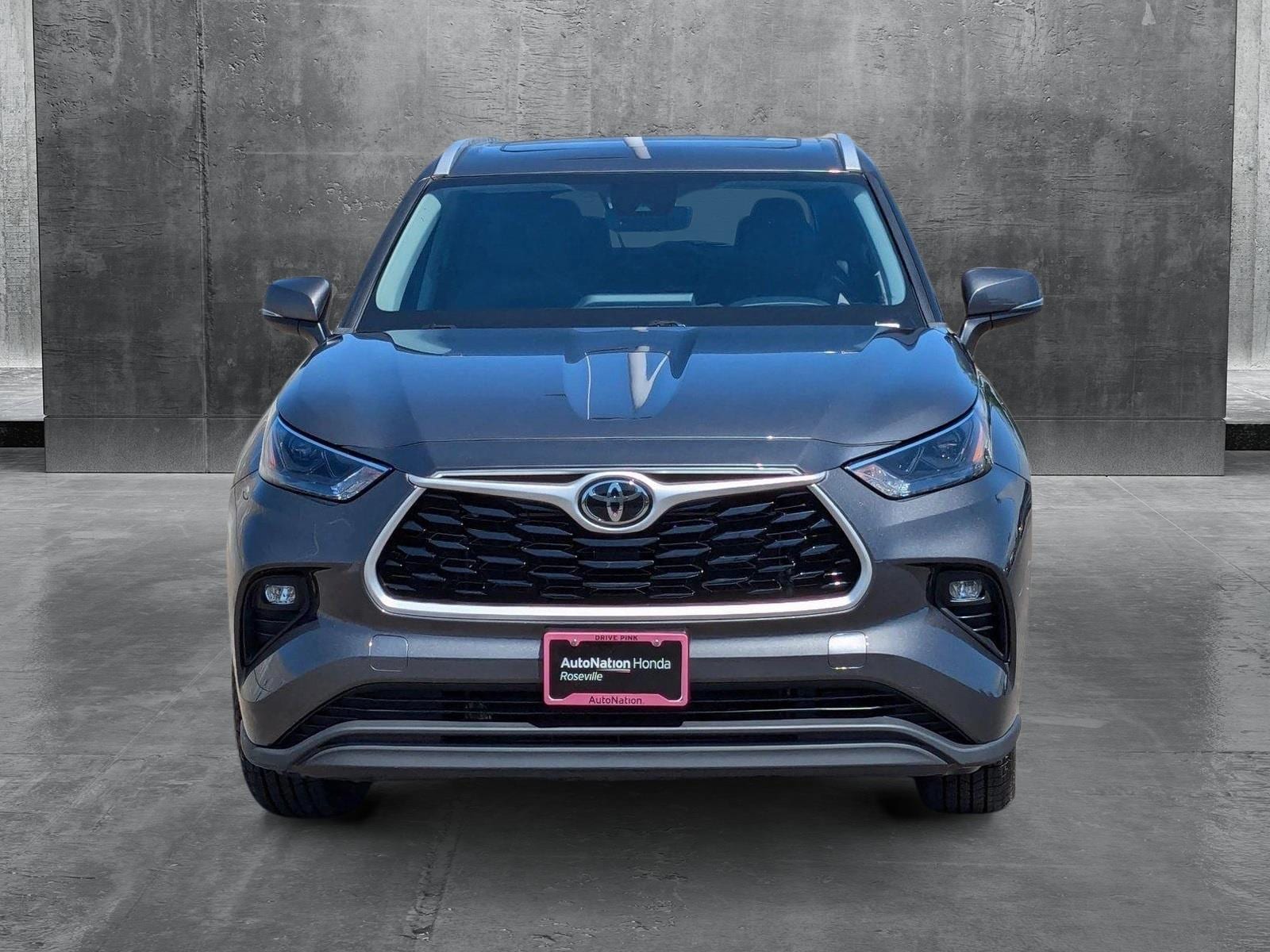 Used 2022 Toyota Highlander XLE with VIN 5TDGZRBH7NS584865 for sale in Roseville, CA