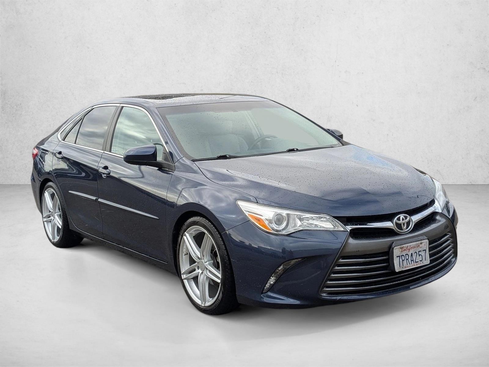 2016 Toyota Camry LE photo 3