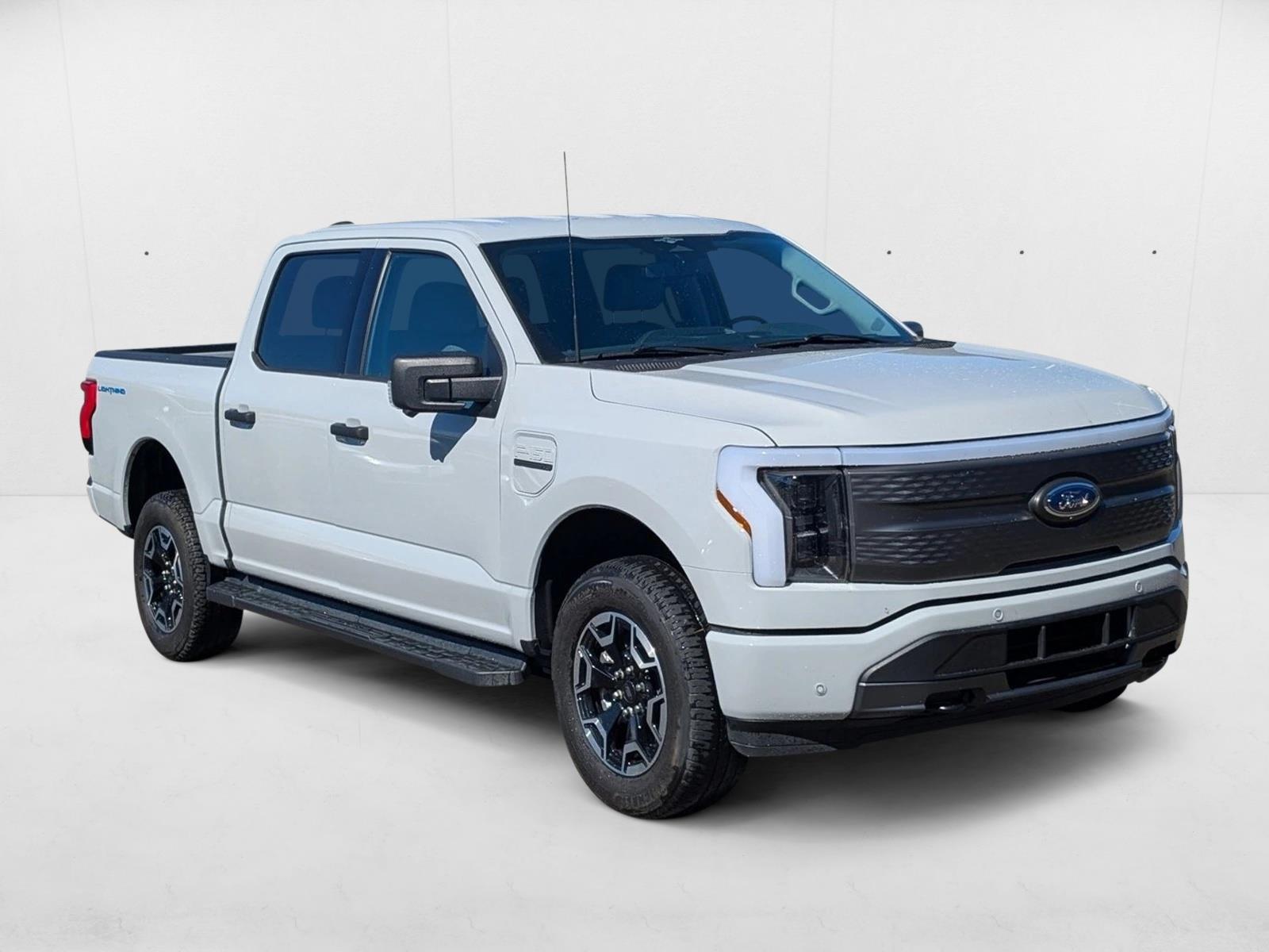 2023 Ford F-150 Lightning XLT photo 3