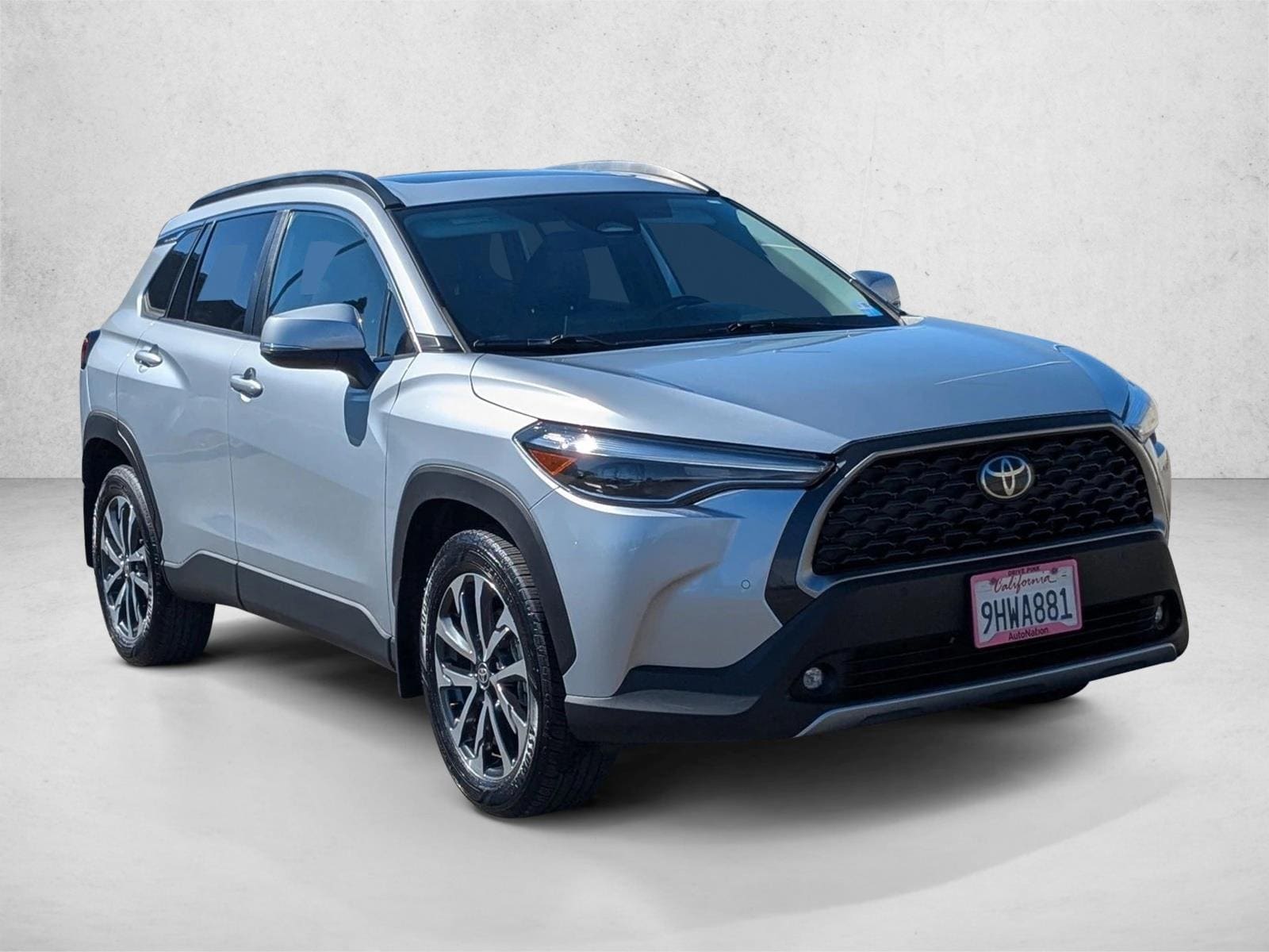 2023 Toyota Corolla Cross XLE photo 2