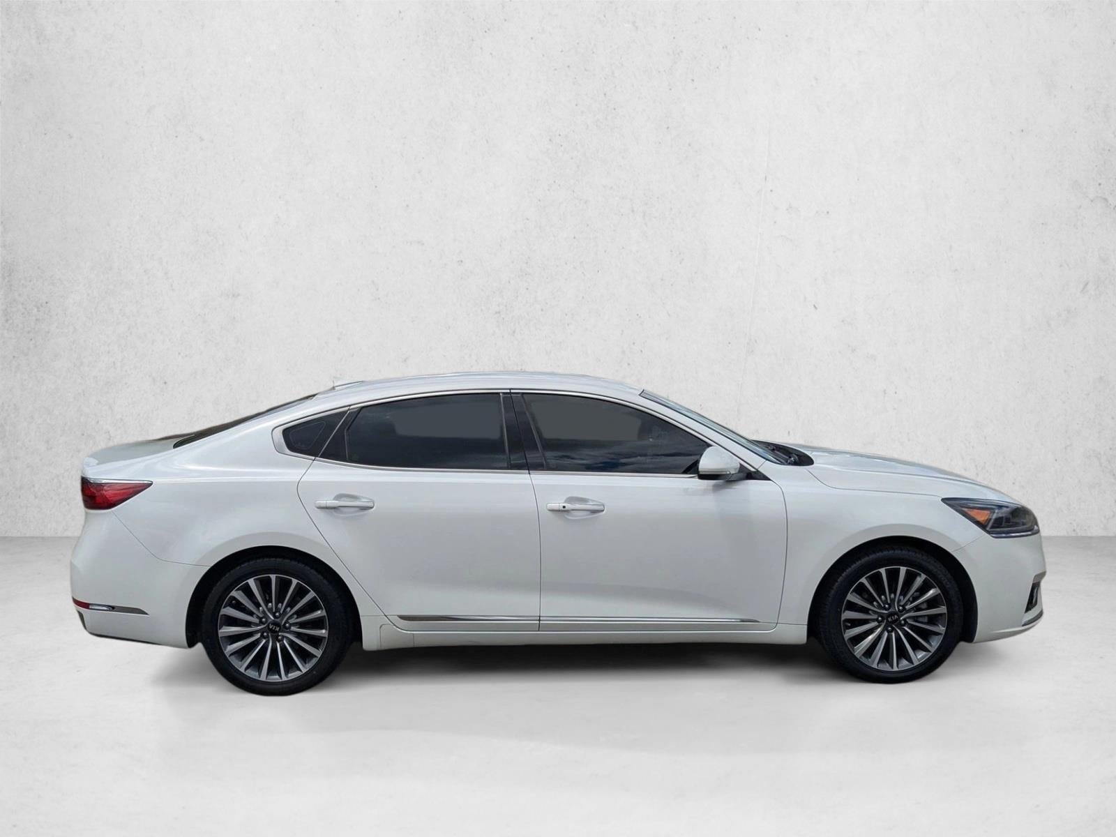 2017 Kia Cadenza Premium photo 4
