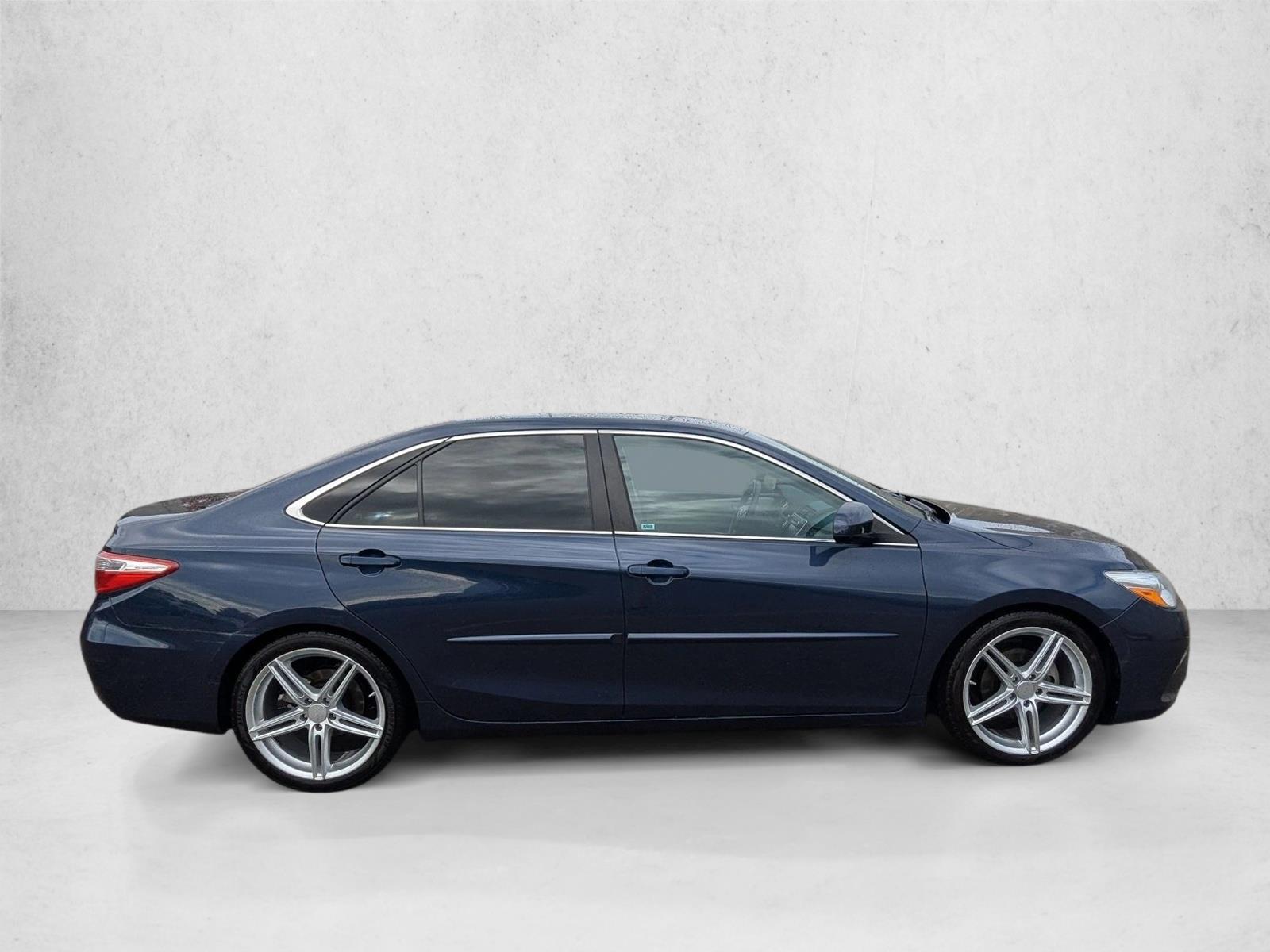 2016 Toyota Camry LE photo 4