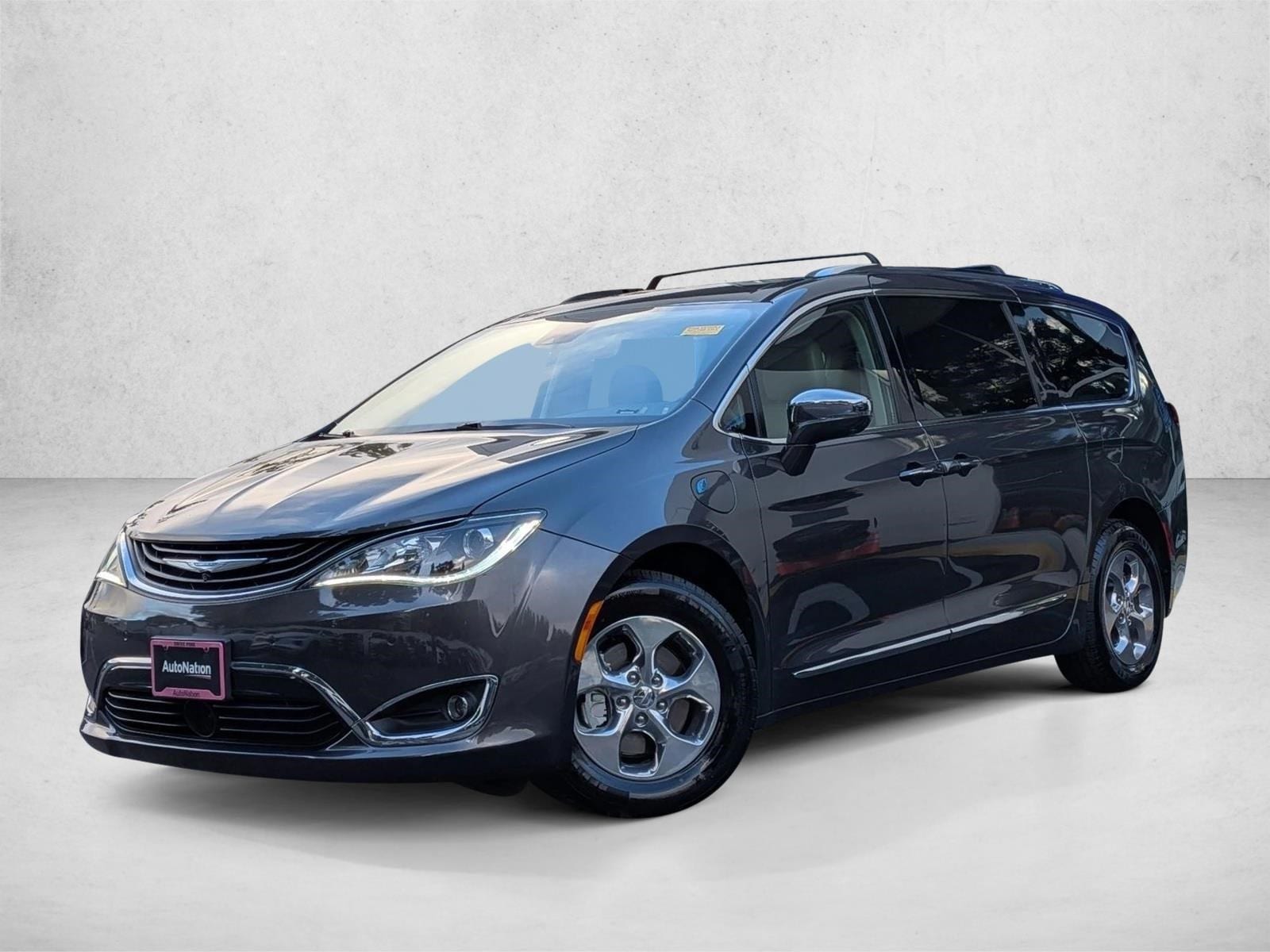 2018 Chrysler Pacifica Hybrid Limited's photo