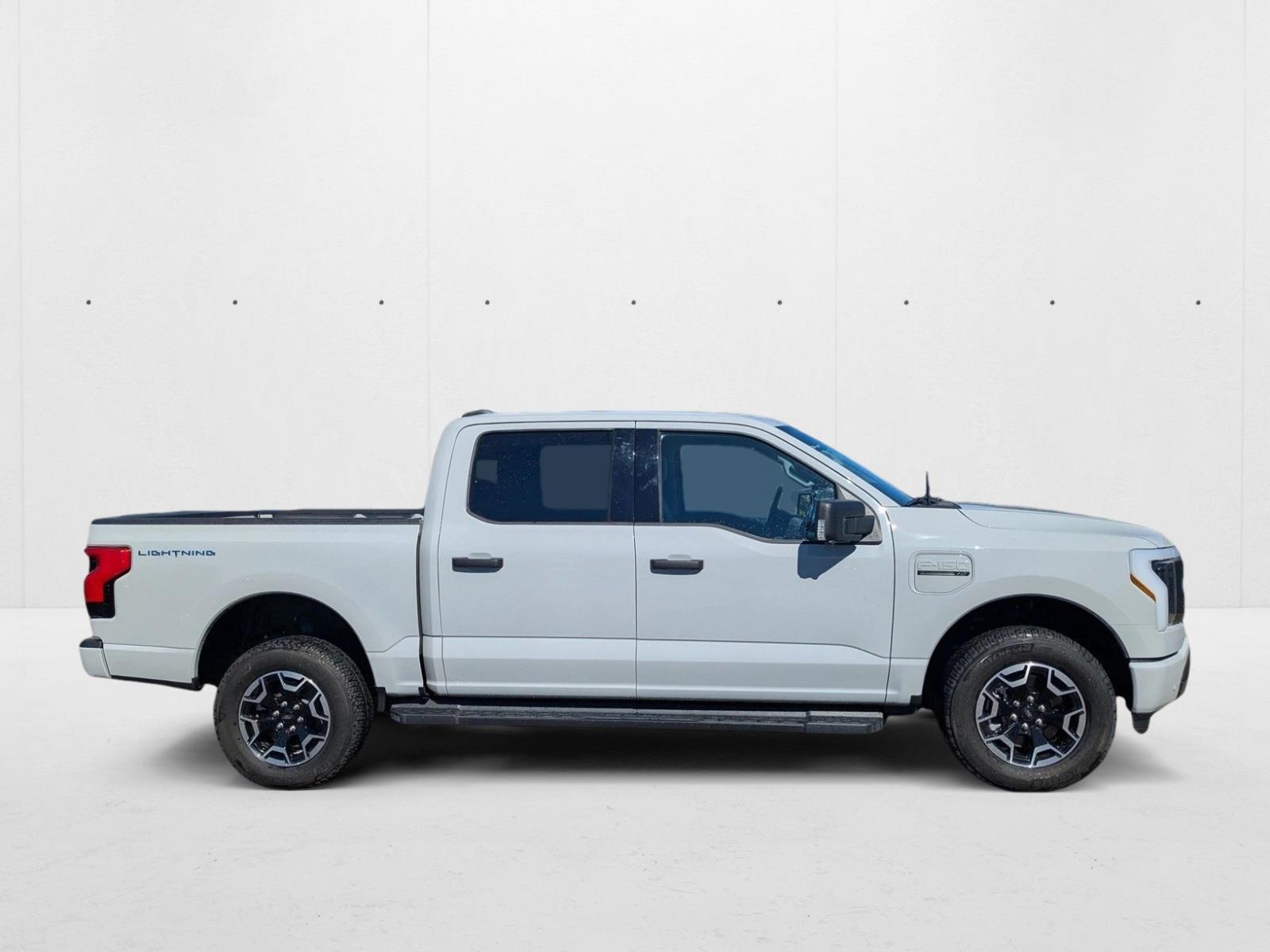 2023 Ford F-150 Lightning XLT photo 4