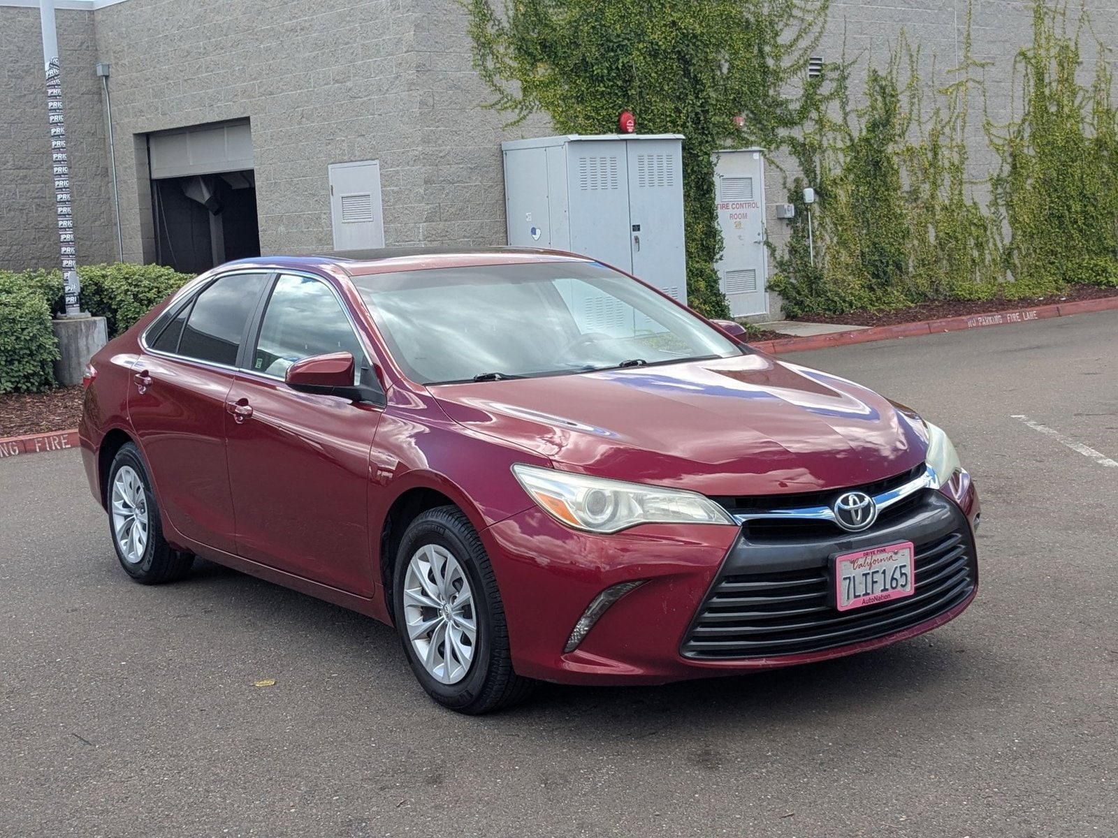 2015 Toyota Camry LE photo 3