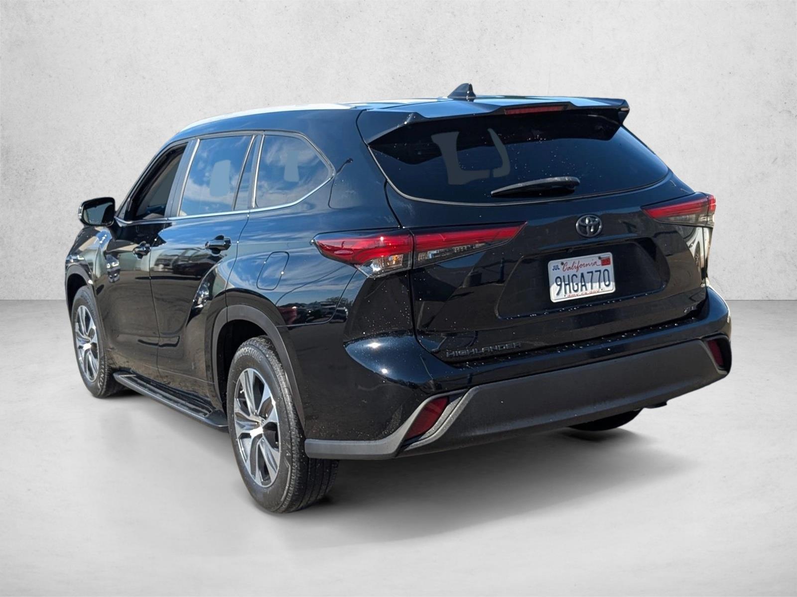 2023 Toyota Highlander XLE photo 3