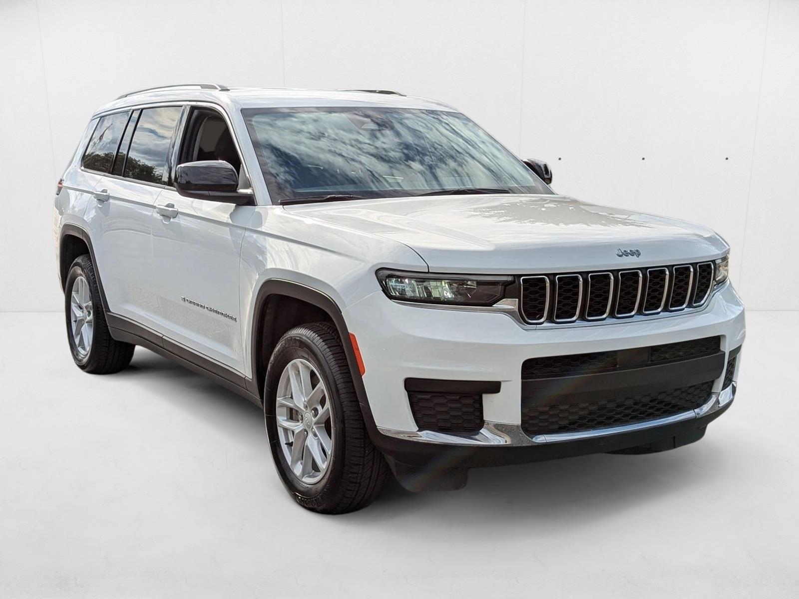 2023 Jeep Grand Cherokee Laredo photo 3