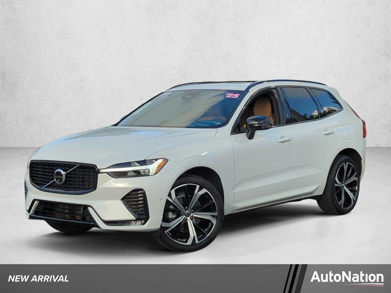 2025 Volvo XC60 B5 Ultra Dark AWD's photo