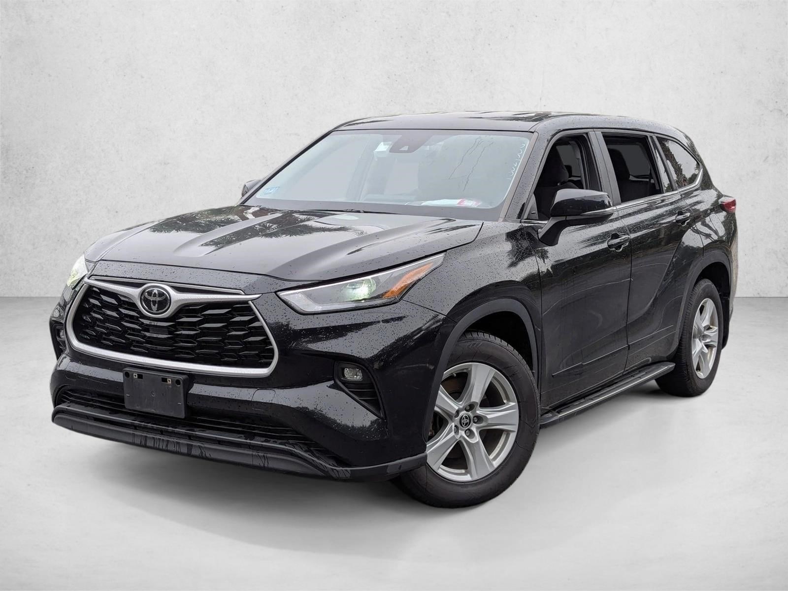 2023 Toyota Highlander LE's photo