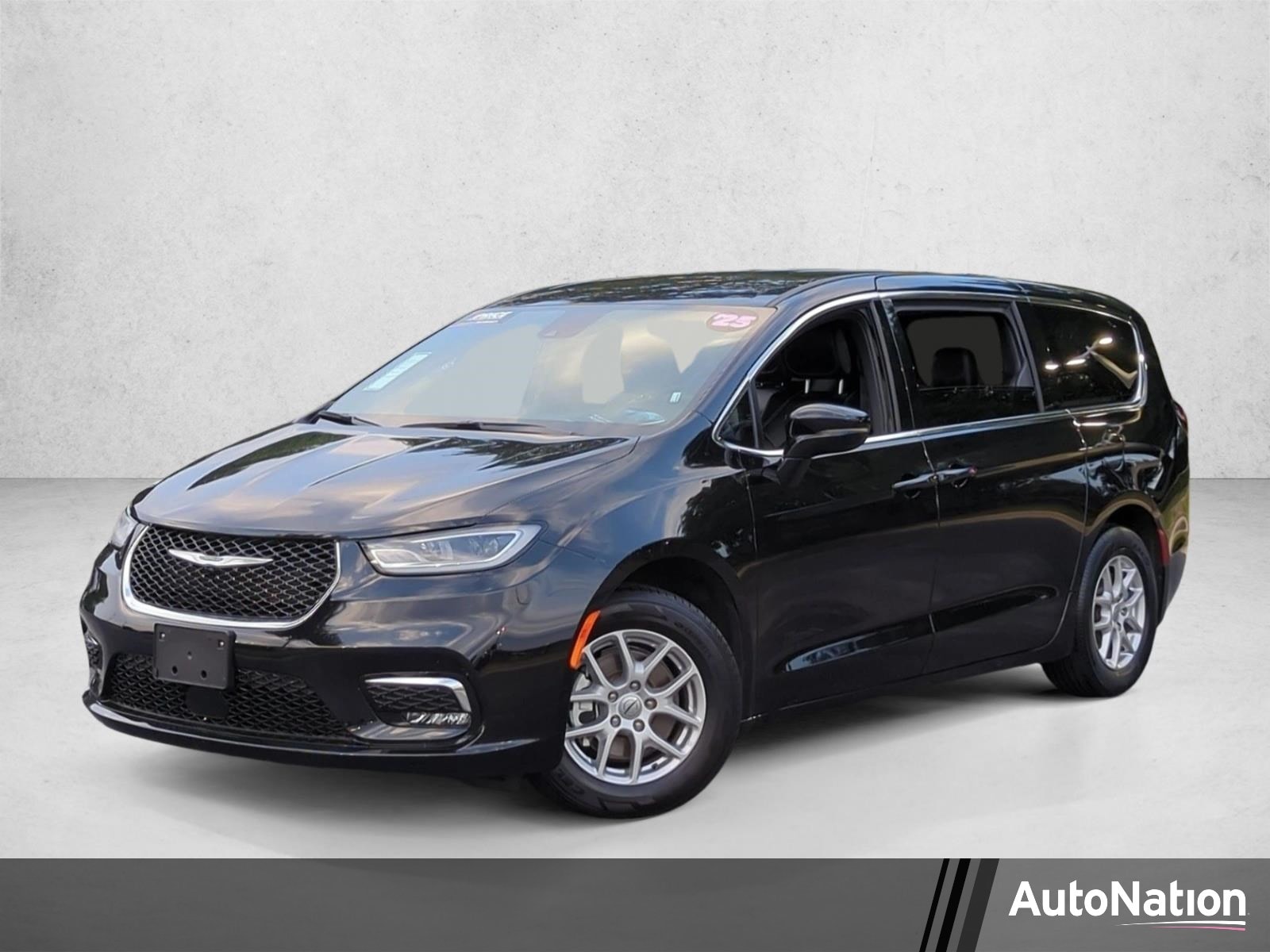 2025 Chrysler Pacifica Select's photo