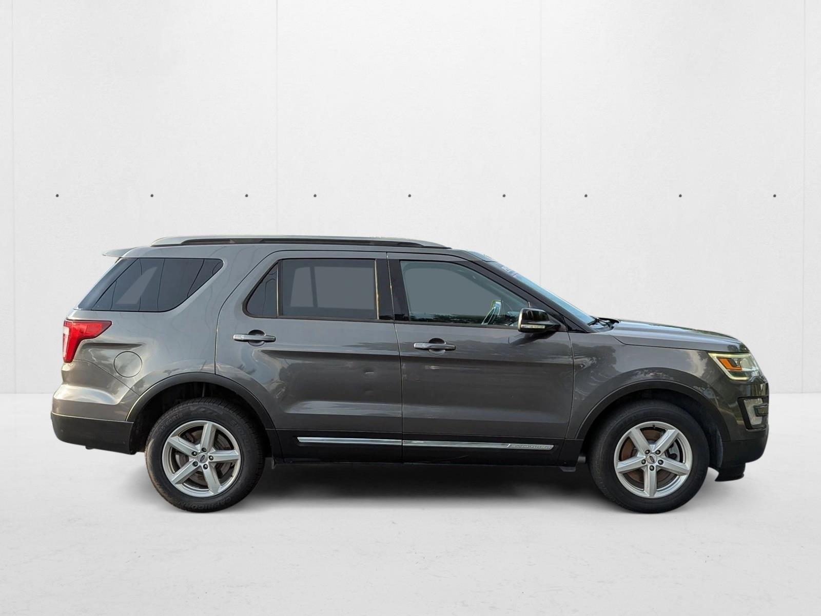 2017 Ford Explorer XLT photo 4