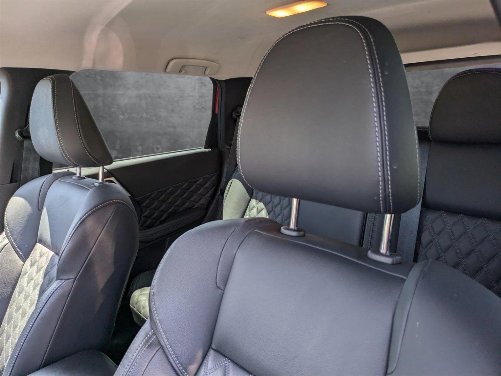 2022 Mitsubishi Outlander SEL photo 3
