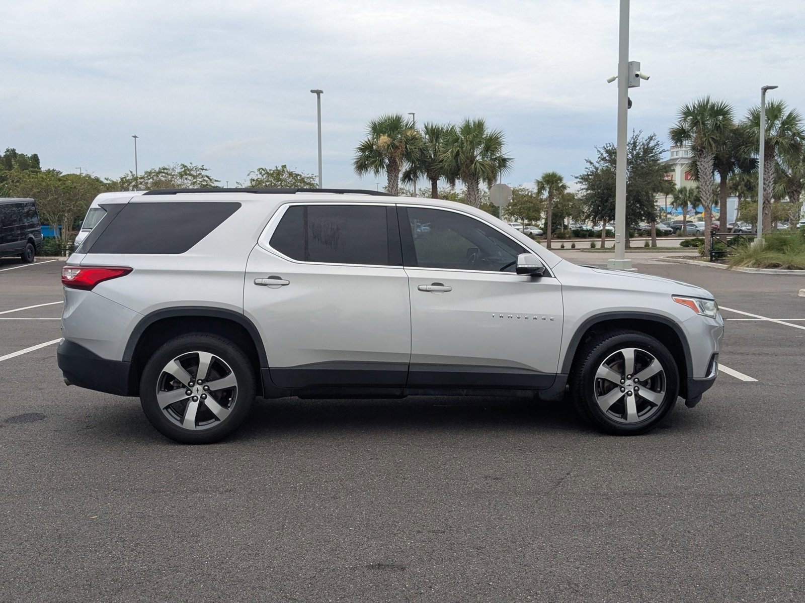 2019 Chevrolet Traverse Leather photo 2