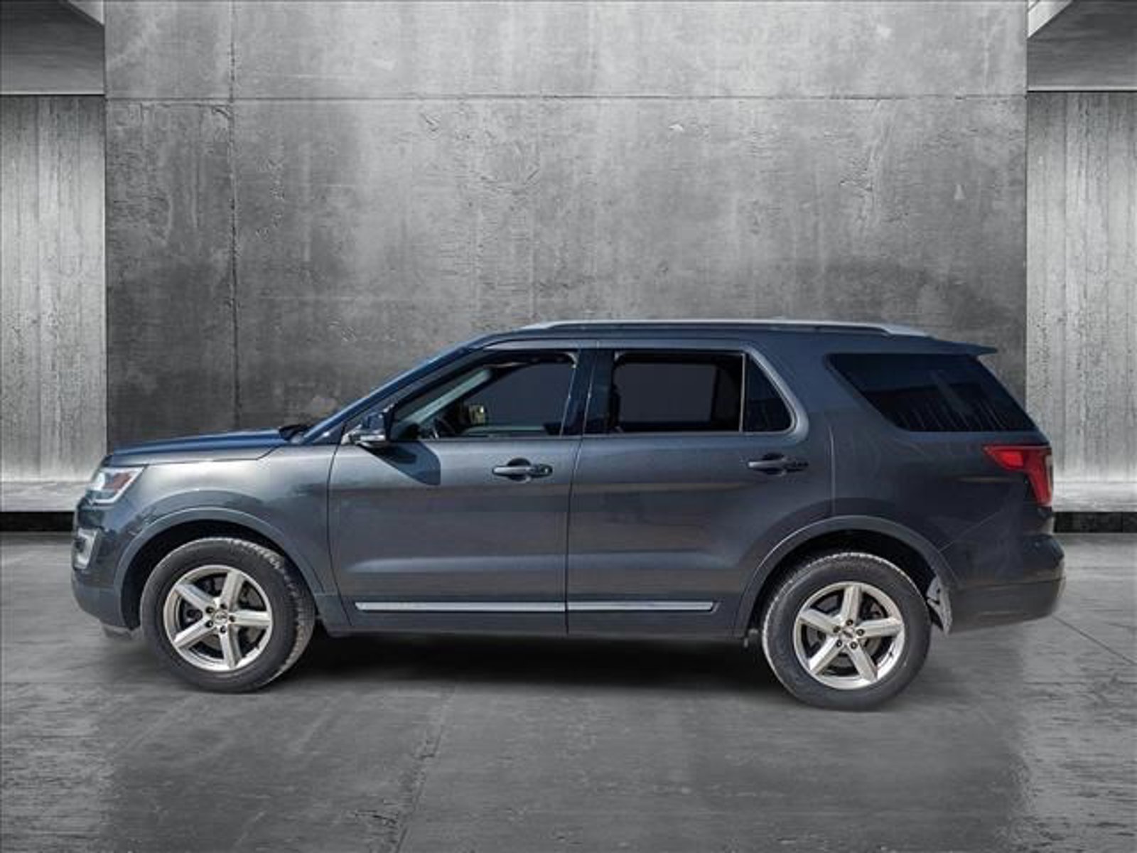 2017 Ford Explorer XLT photo 2