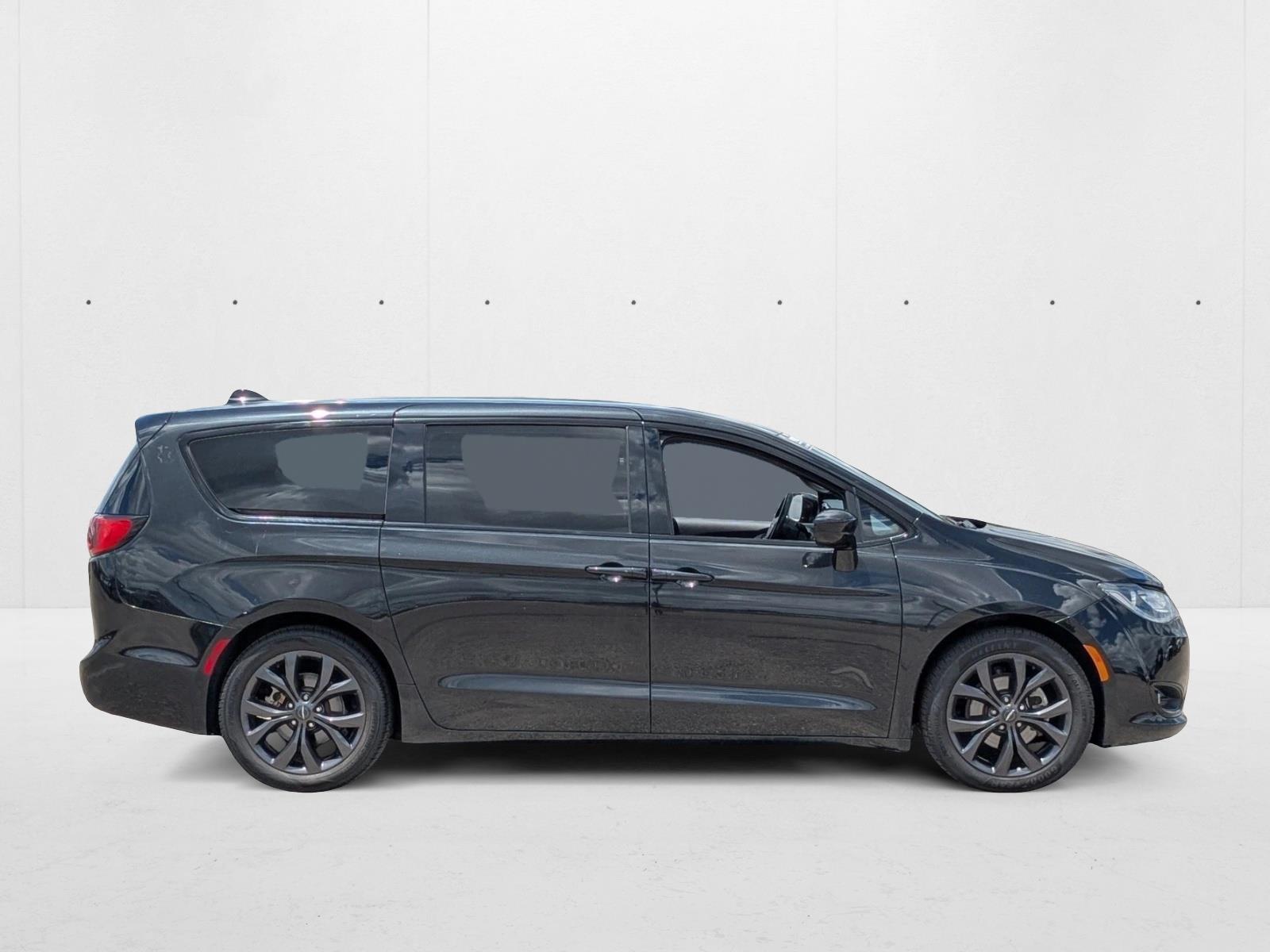 2018 Chrysler Pacifica Touring Plus photo 4
