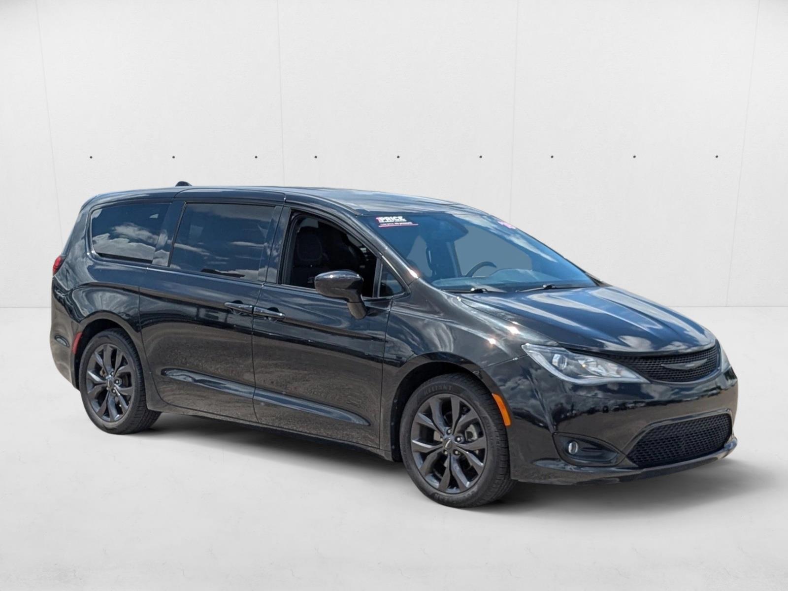 2018 Chrysler Pacifica Touring Plus photo 3