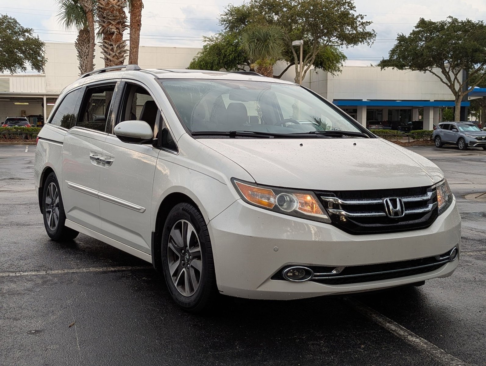 2014 Honda Odyssey Touring photo 2
