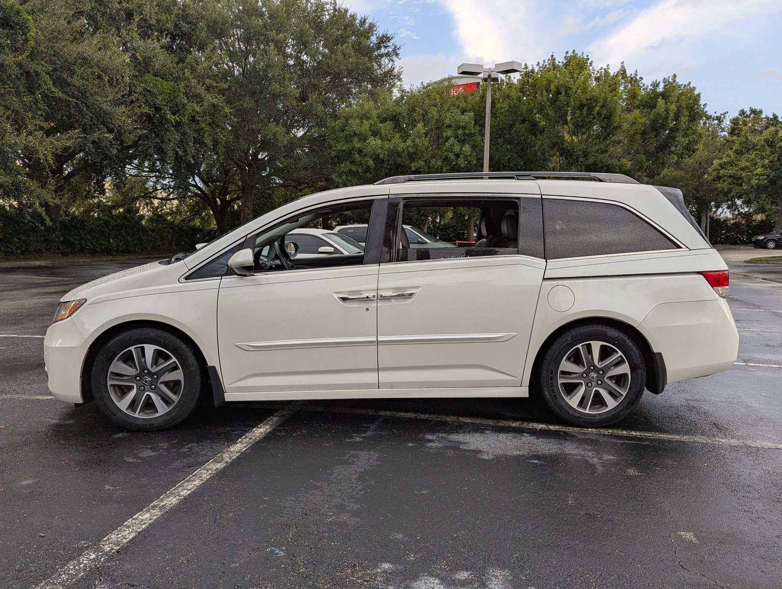 2014 Honda Odyssey Touring photo 4