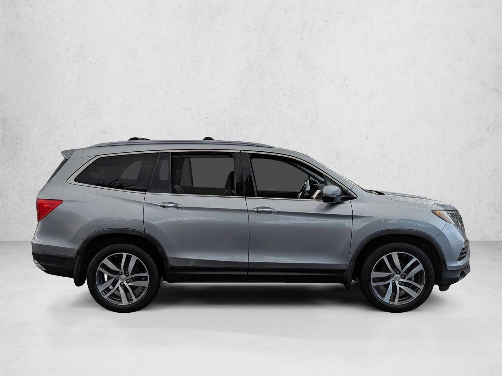 2017 Honda Pilot Elite photo 4