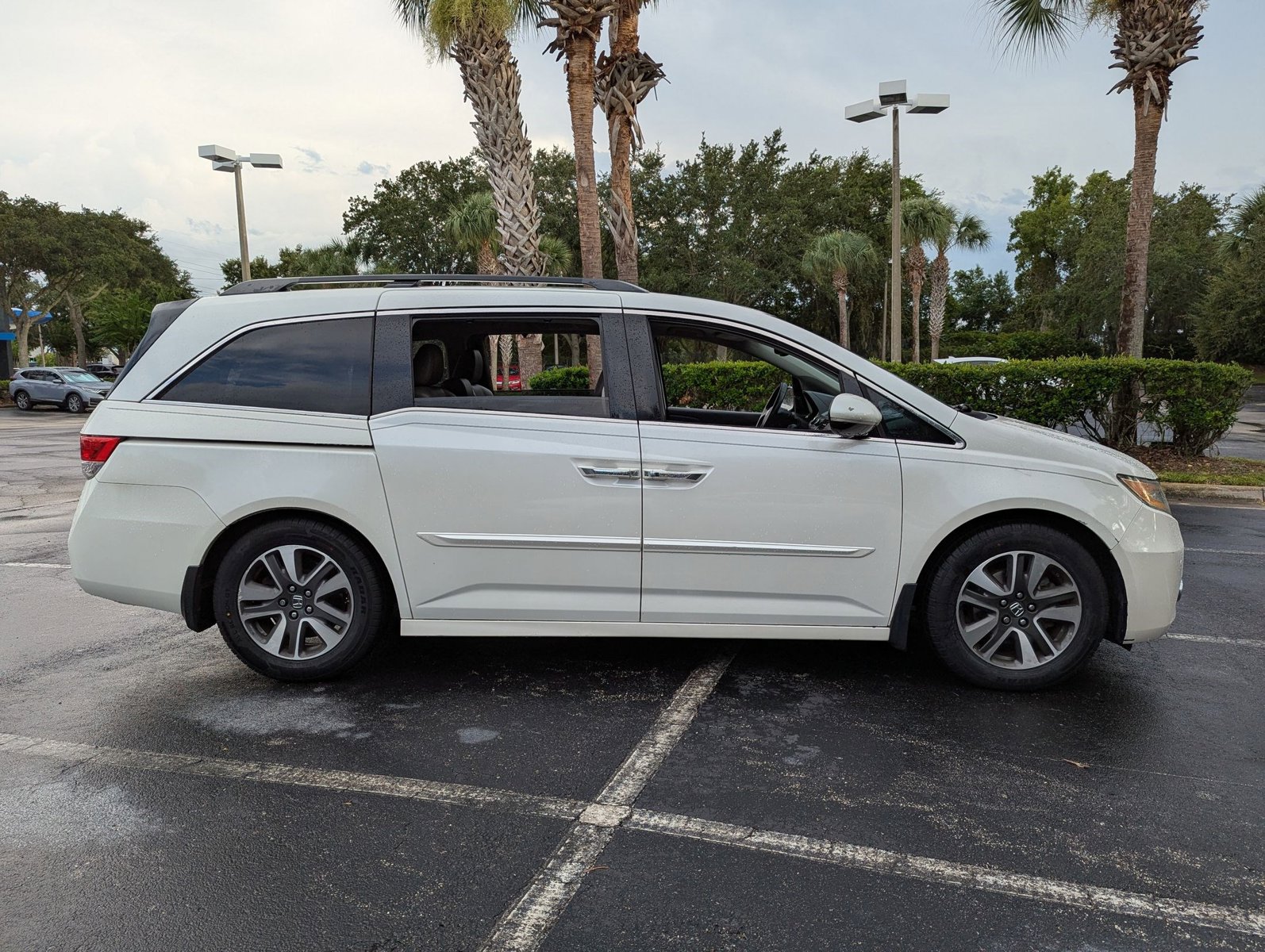 2014 Honda Odyssey Touring photo 3